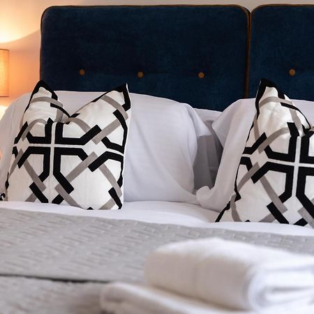 Elegant Apartments In Staines L Free Onsite Parking Staines-upon-Thames Екстериор снимка