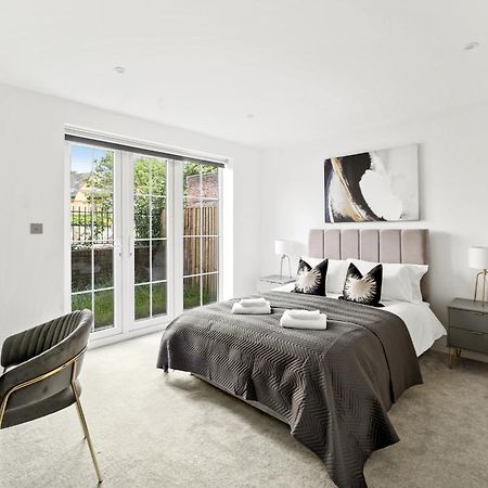Elegant Apartments In Staines L Free Onsite Parking Staines-upon-Thames Екстериор снимка