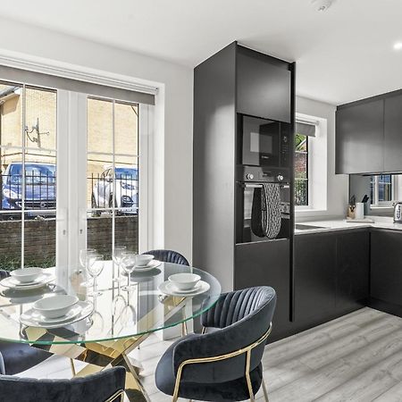 Elegant Apartments In Staines L Free Onsite Parking Staines-upon-Thames Екстериор снимка
