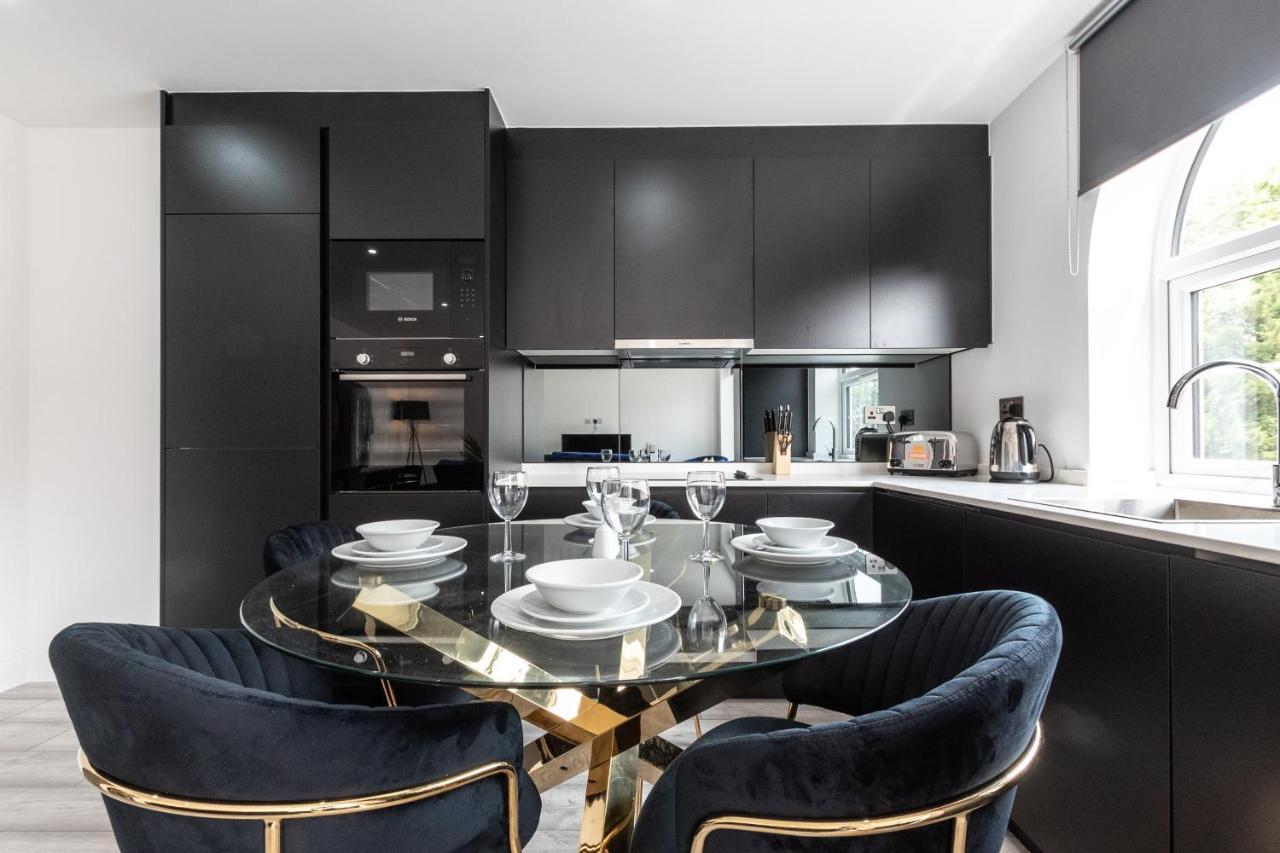 Elegant Apartments In Staines L Free Onsite Parking Staines-upon-Thames Екстериор снимка