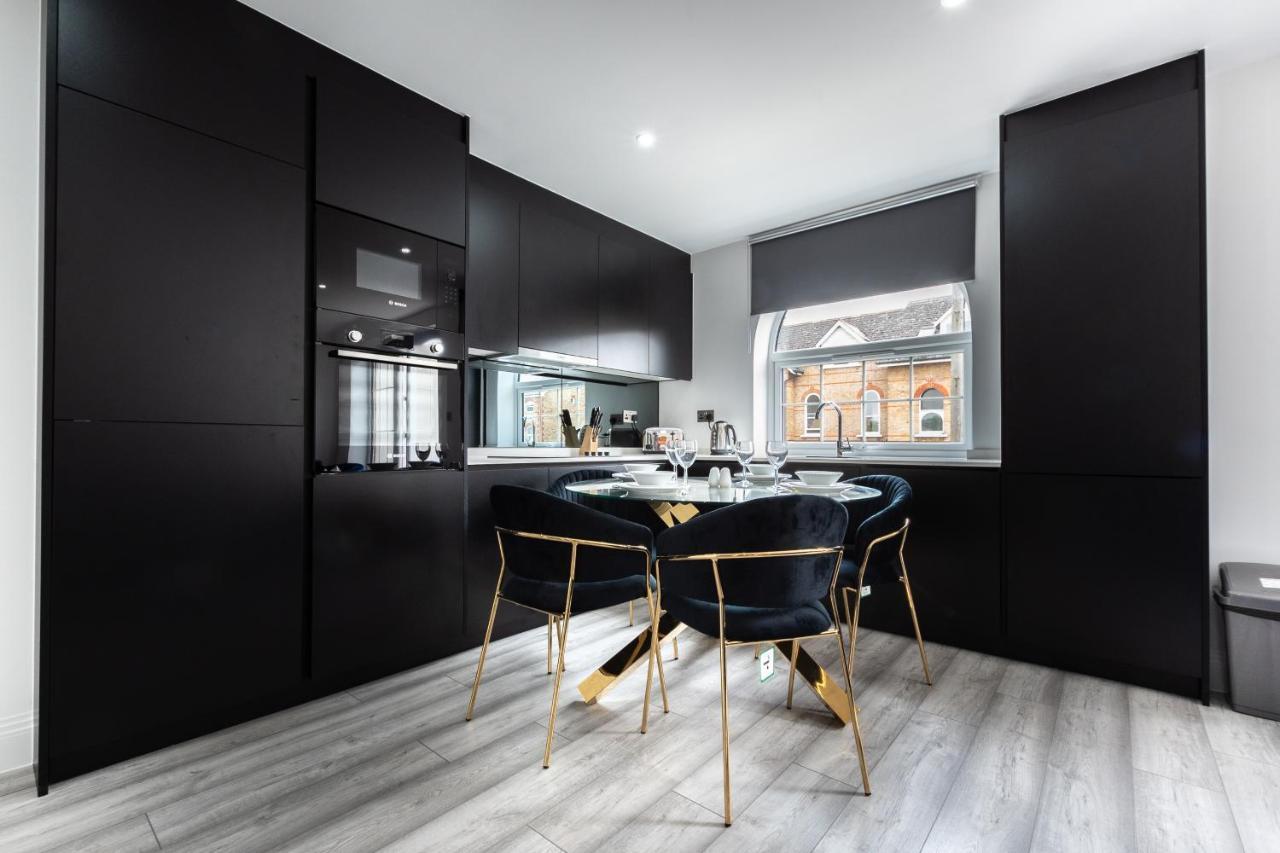 Elegant Apartments In Staines L Free Onsite Parking Staines-upon-Thames Екстериор снимка