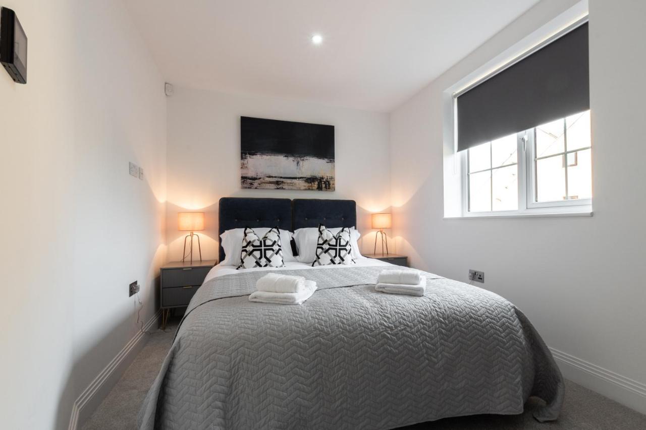 Elegant Apartments In Staines L Free Onsite Parking Staines-upon-Thames Екстериор снимка