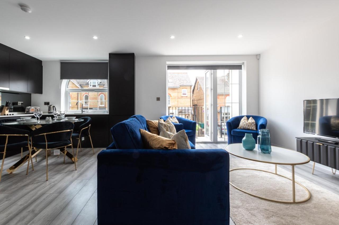 Elegant Apartments In Staines L Free Onsite Parking Staines-upon-Thames Екстериор снимка