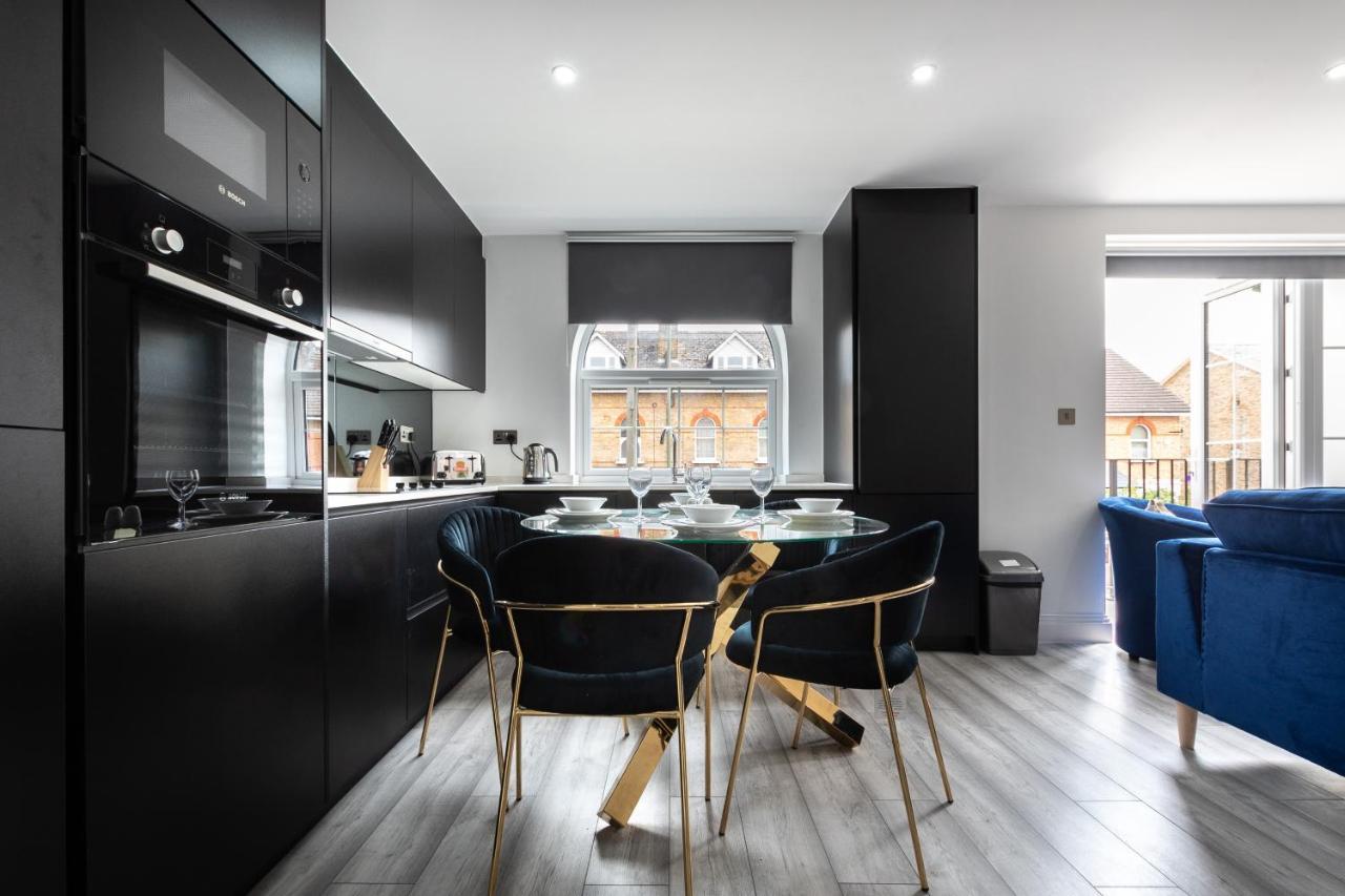 Elegant Apartments In Staines L Free Onsite Parking Staines-upon-Thames Екстериор снимка