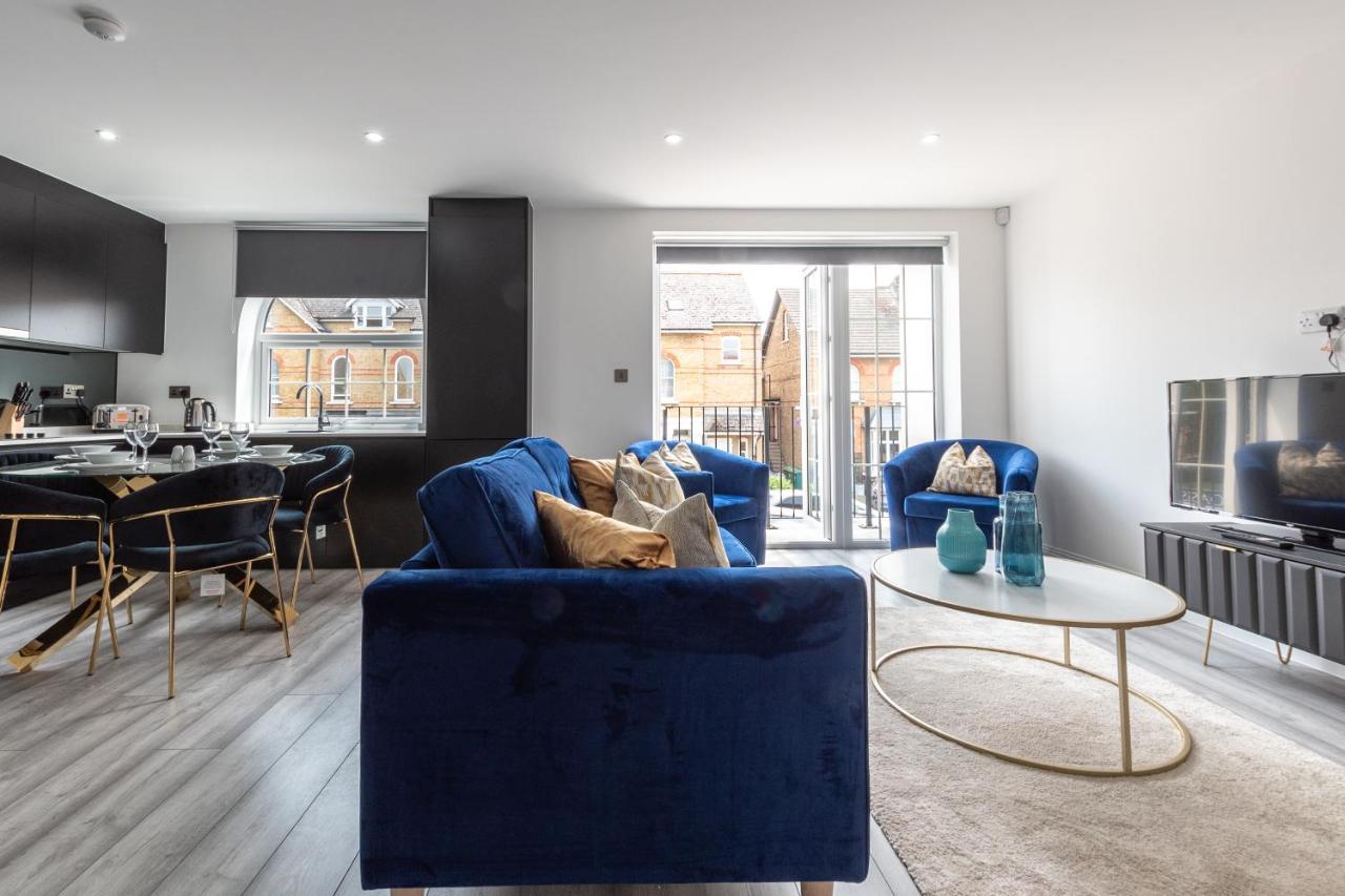 Elegant Apartments In Staines L Free Onsite Parking Staines-upon-Thames Екстериор снимка