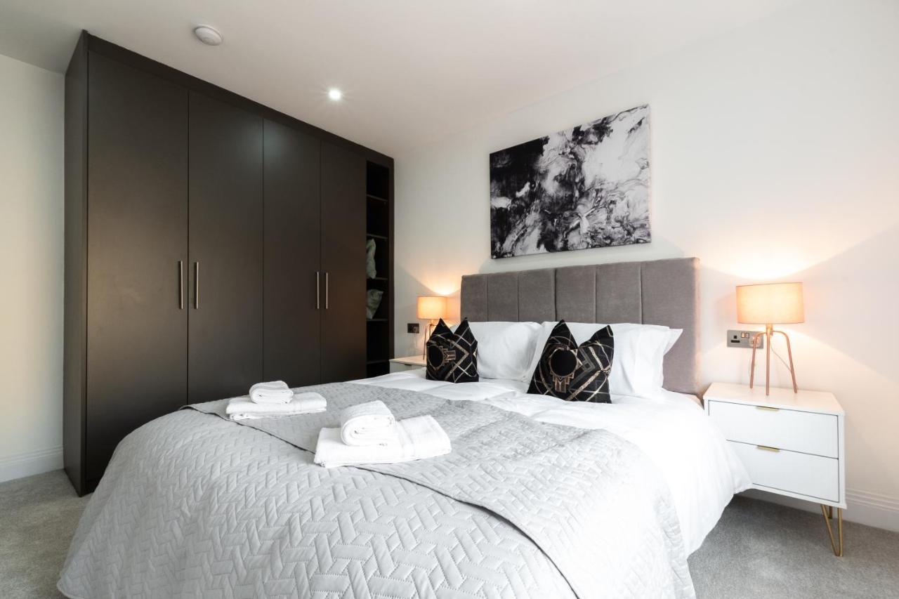 Elegant Apartments In Staines L Free Onsite Parking Staines-upon-Thames Екстериор снимка