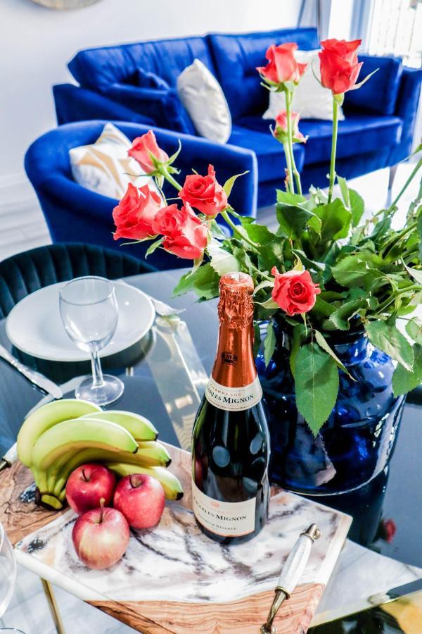 Elegant Apartments In Staines L Free Onsite Parking Staines-upon-Thames Екстериор снимка
