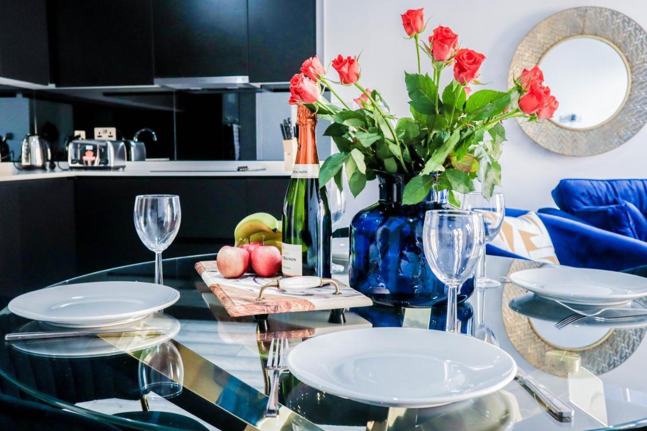 Elegant Apartments In Staines L Free Onsite Parking Staines-upon-Thames Екстериор снимка
