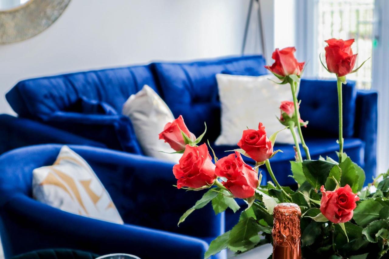 Elegant Apartments In Staines L Free Onsite Parking Staines-upon-Thames Екстериор снимка