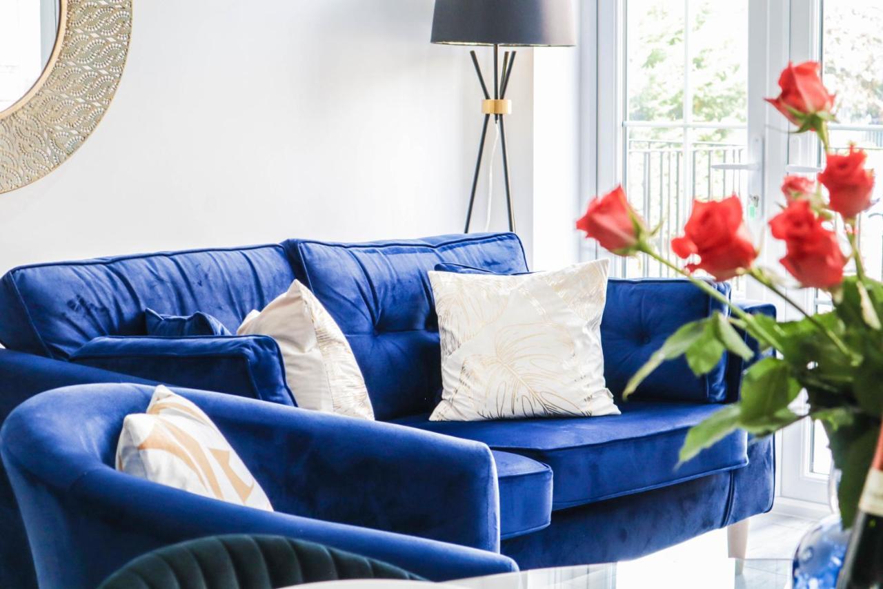 Elegant Apartments In Staines L Free Onsite Parking Staines-upon-Thames Екстериор снимка