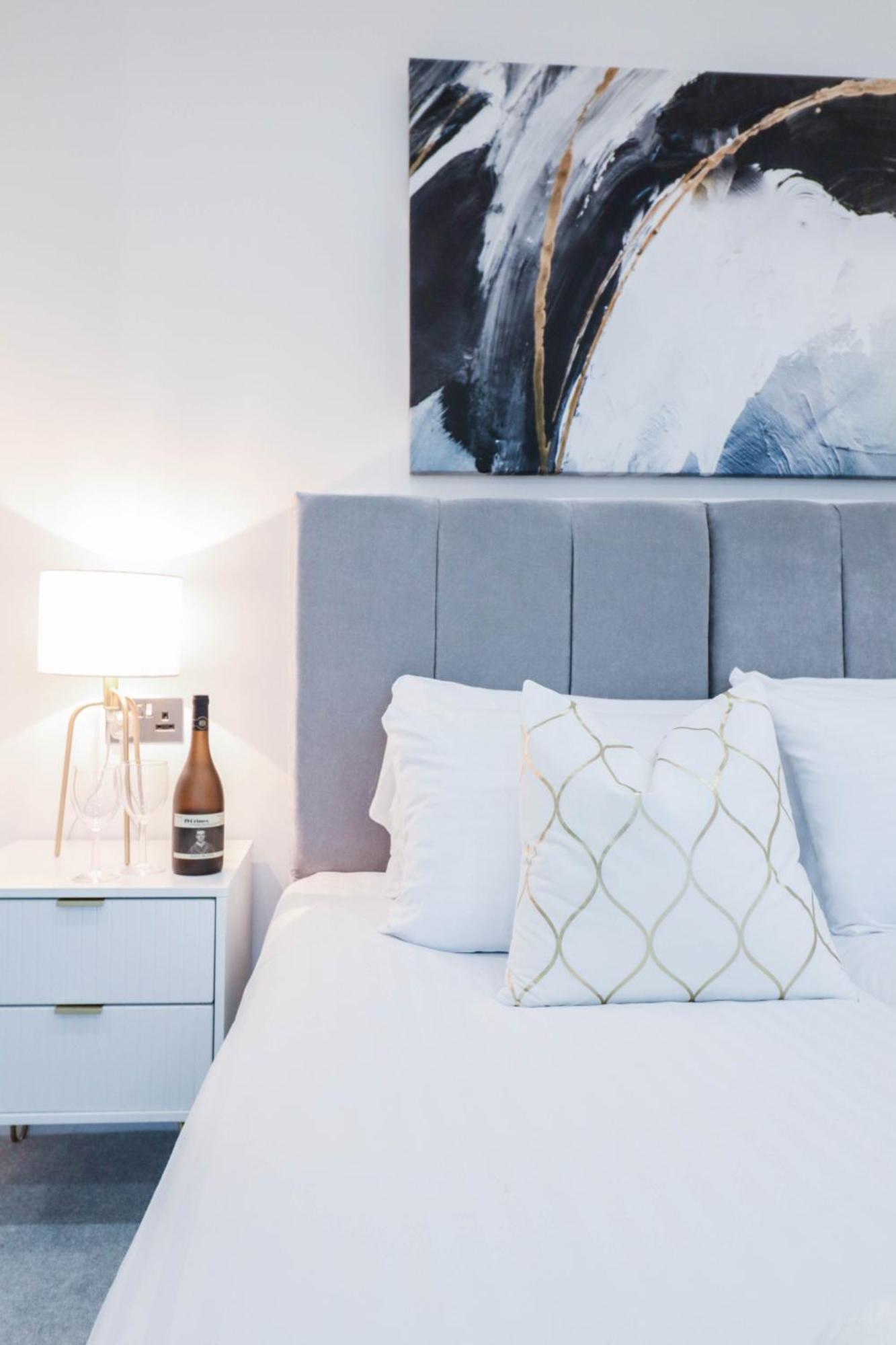 Elegant Apartments In Staines L Free Onsite Parking Staines-upon-Thames Екстериор снимка