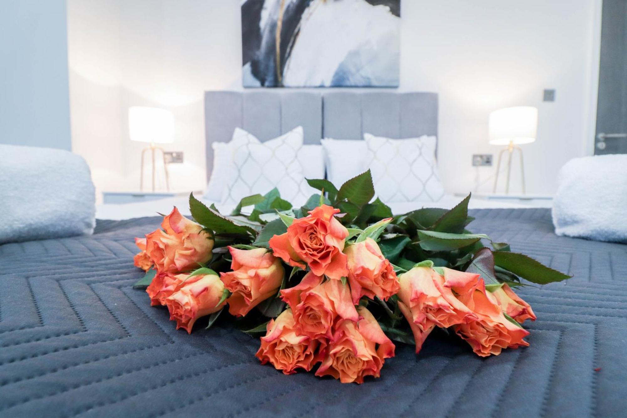 Elegant Apartments In Staines L Free Onsite Parking Staines-upon-Thames Екстериор снимка