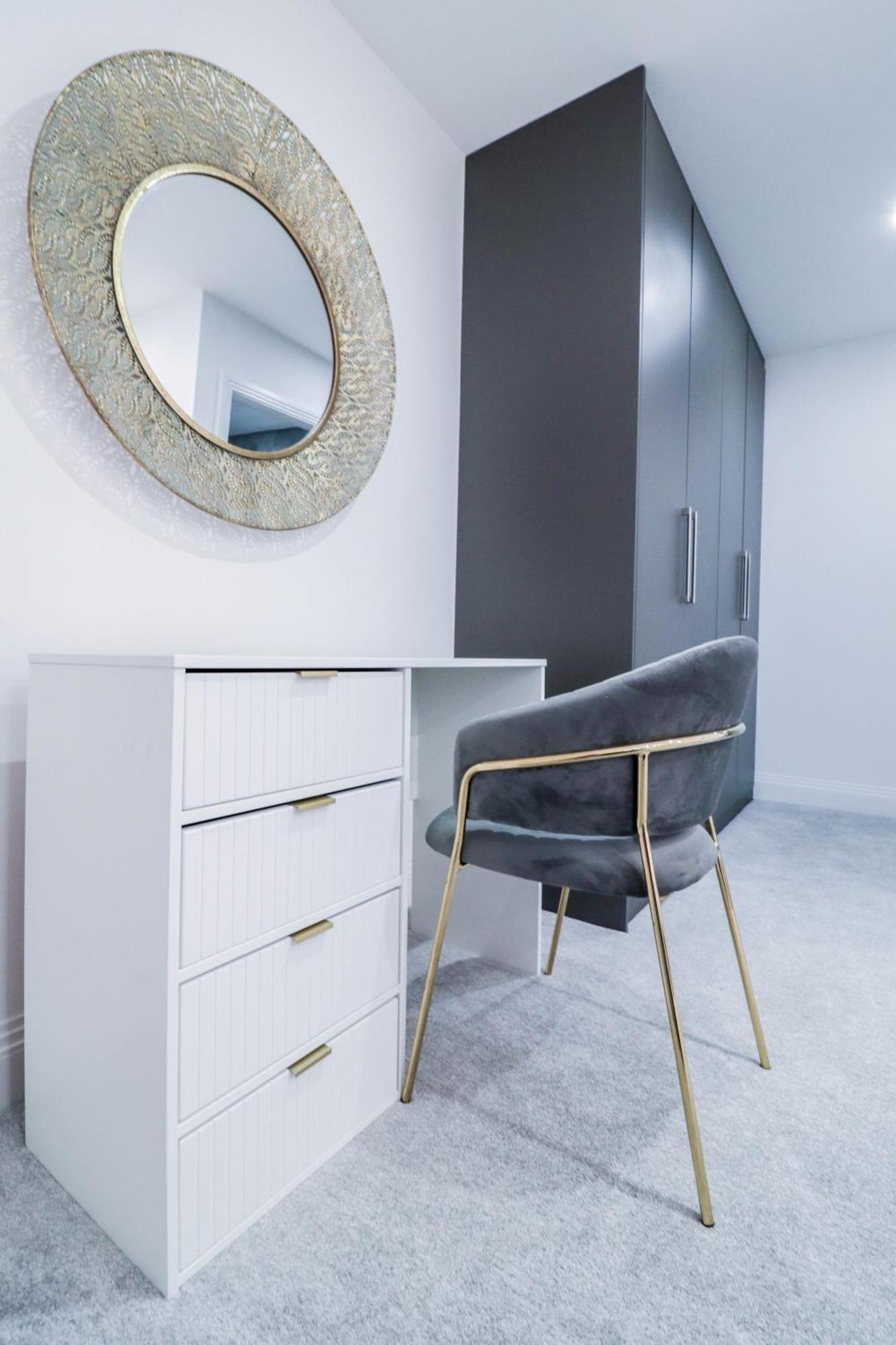 Elegant Apartments In Staines L Free Onsite Parking Staines-upon-Thames Екстериор снимка