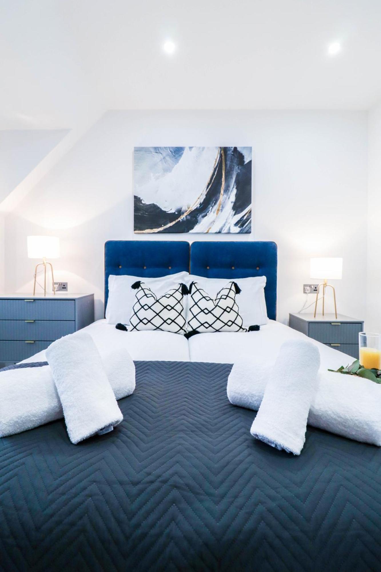 Elegant Apartments In Staines L Free Onsite Parking Staines-upon-Thames Екстериор снимка