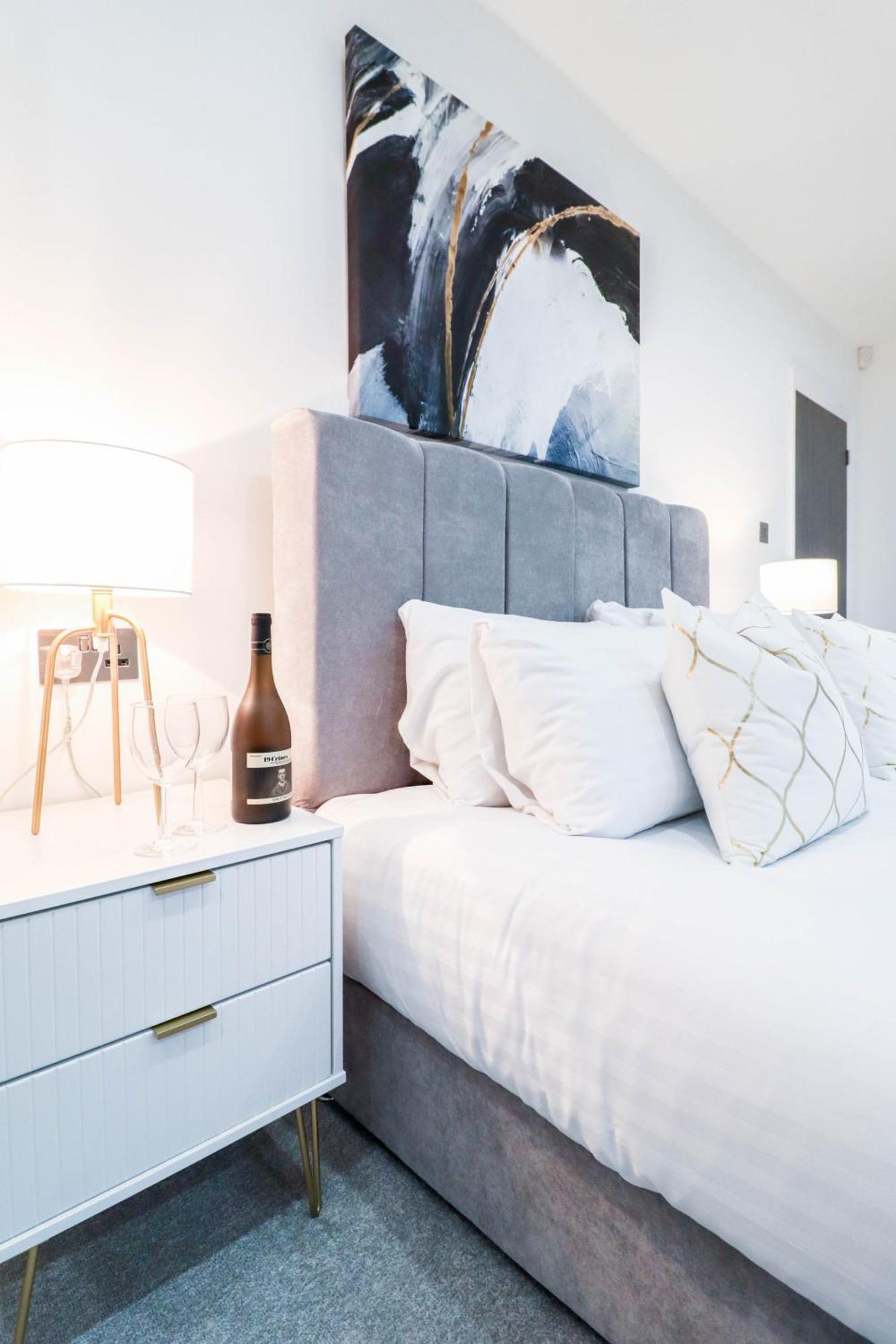 Elegant Apartments In Staines L Free Onsite Parking Staines-upon-Thames Екстериор снимка