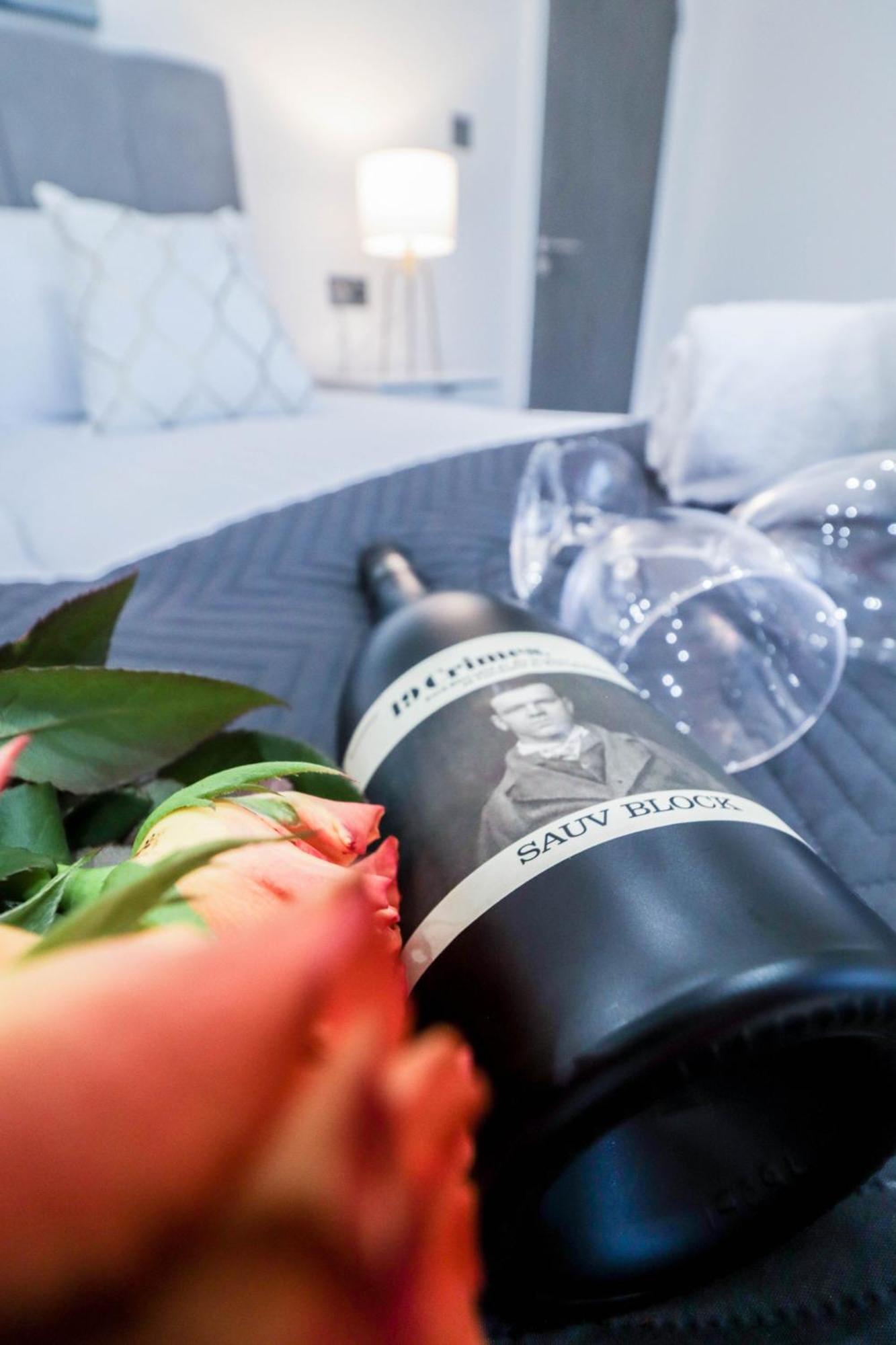 Elegant Apartments In Staines L Free Onsite Parking Staines-upon-Thames Екстериор снимка