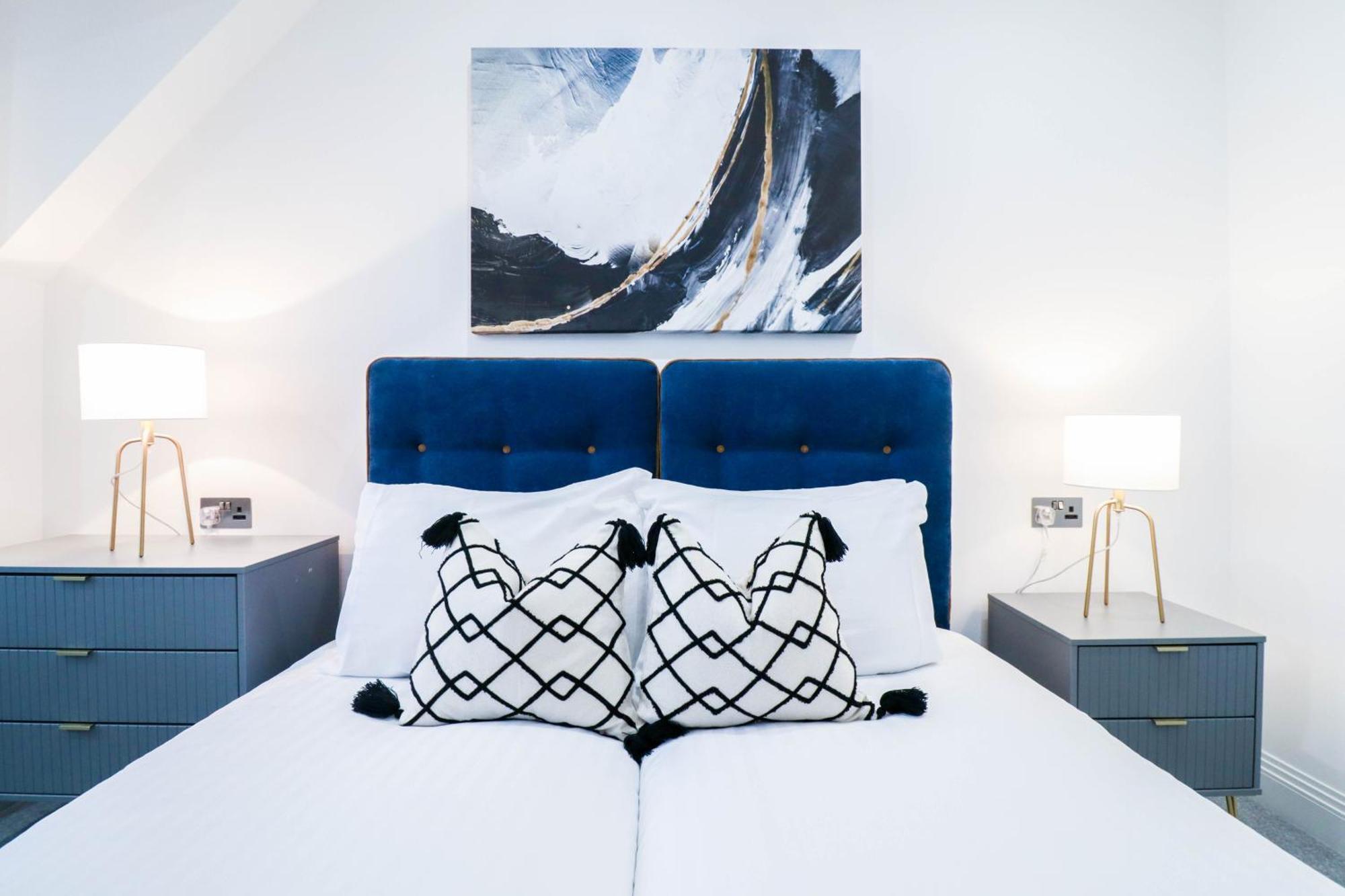 Elegant Apartments In Staines L Free Onsite Parking Staines-upon-Thames Екстериор снимка