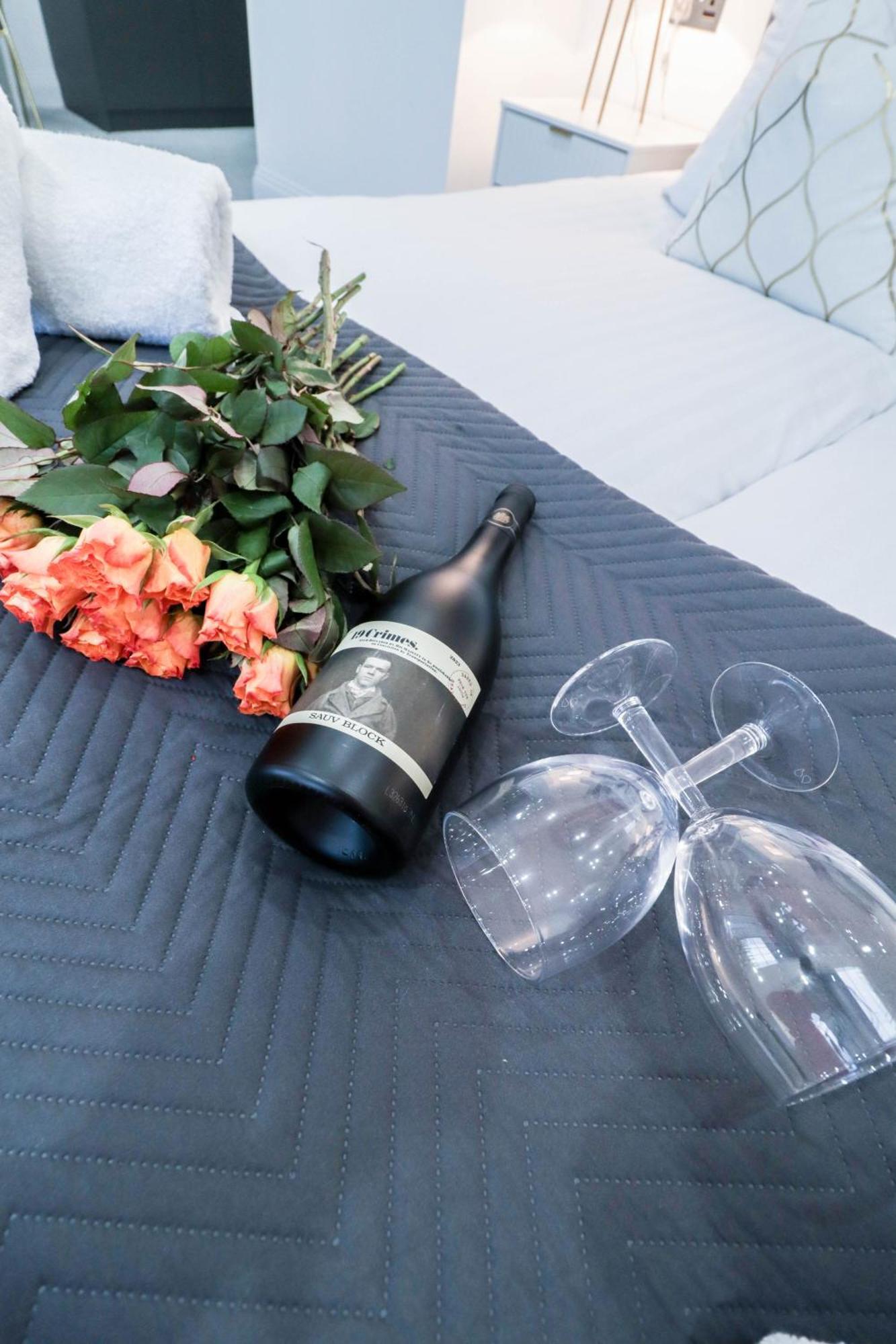 Elegant Apartments In Staines L Free Onsite Parking Staines-upon-Thames Екстериор снимка