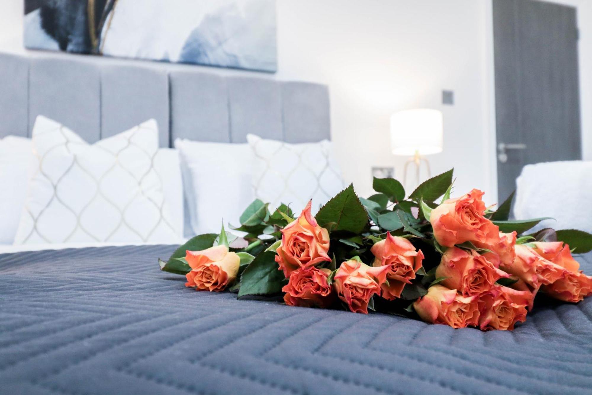Elegant Apartments In Staines L Free Onsite Parking Staines-upon-Thames Екстериор снимка