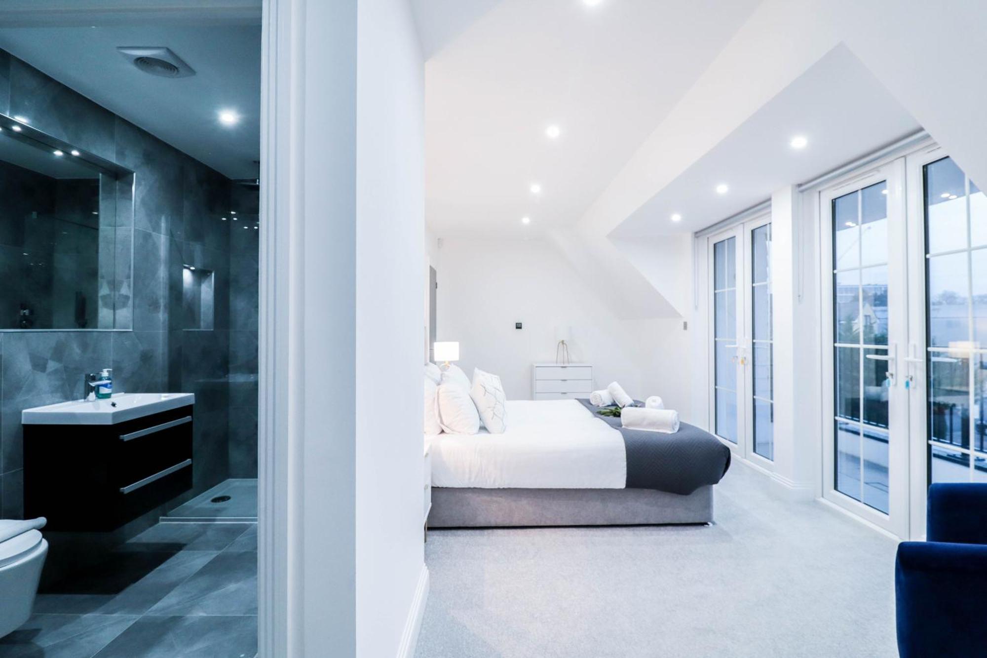 Elegant Apartments In Staines L Free Onsite Parking Staines-upon-Thames Екстериор снимка