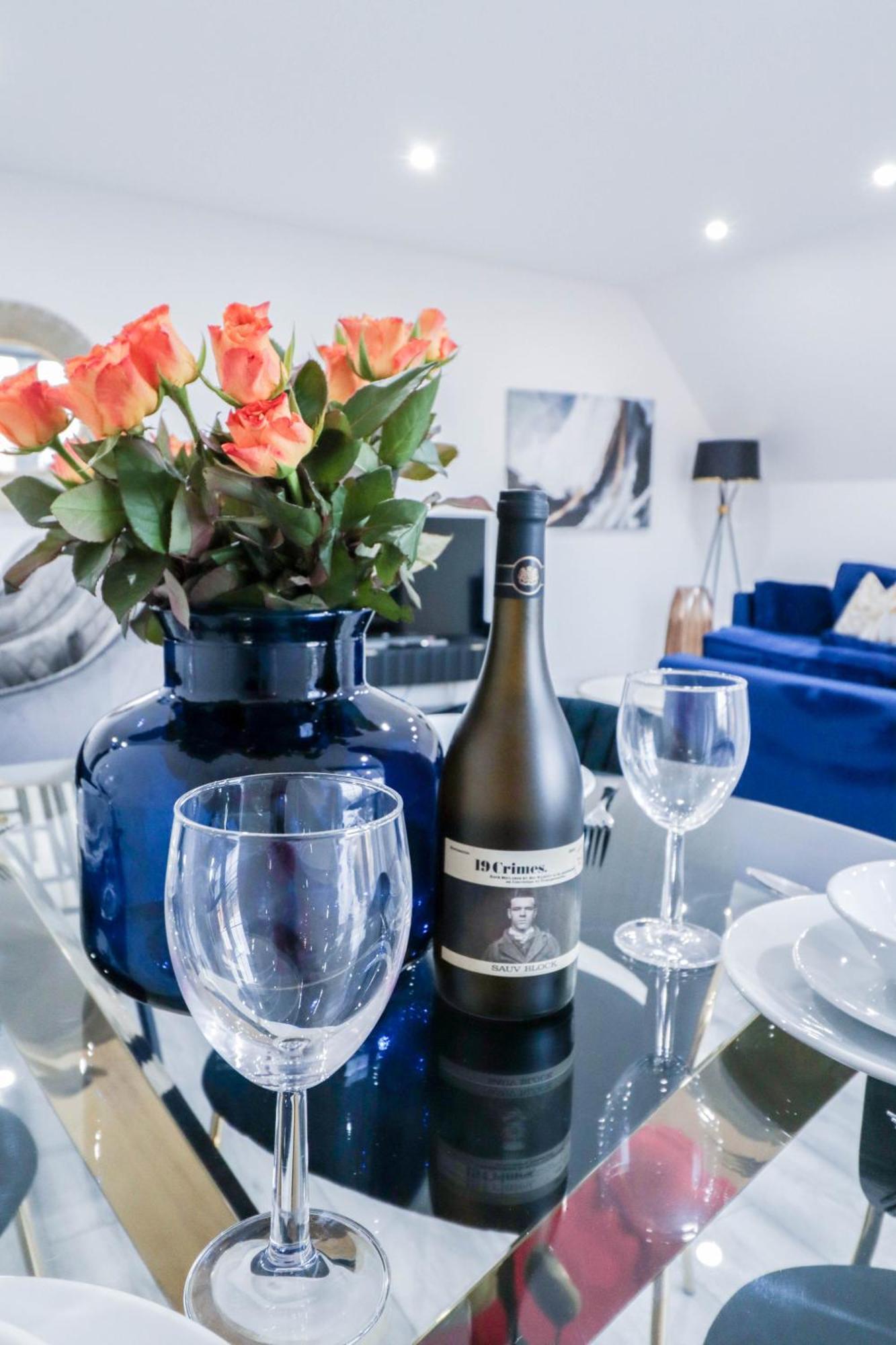 Elegant Apartments In Staines L Free Onsite Parking Staines-upon-Thames Екстериор снимка