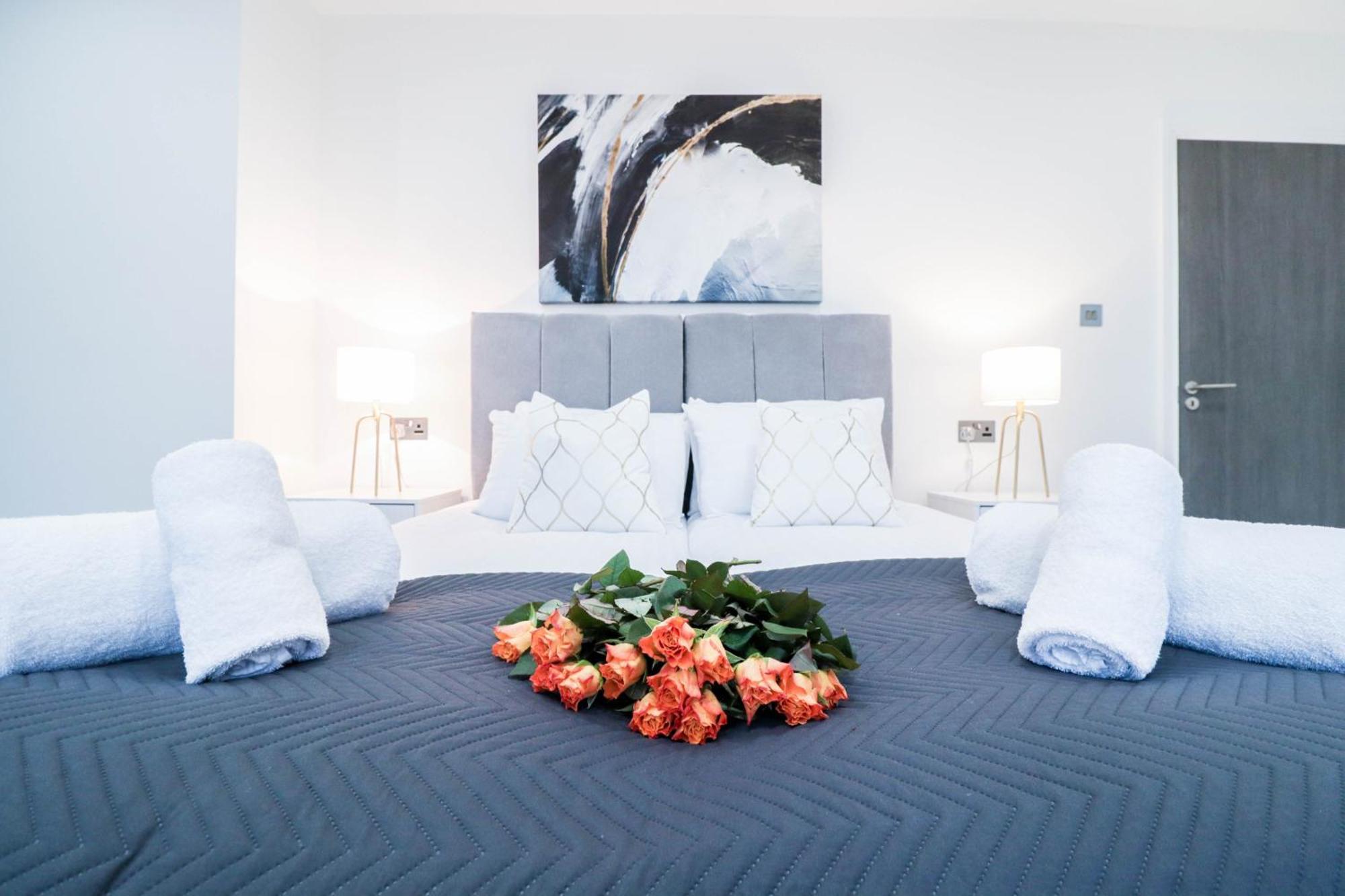 Elegant Apartments In Staines L Free Onsite Parking Staines-upon-Thames Екстериор снимка