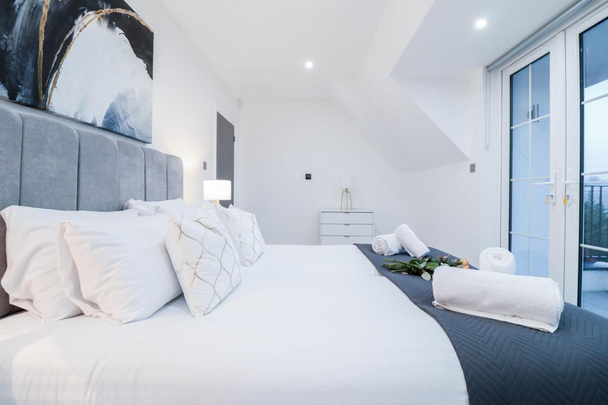 Elegant Apartments In Staines L Free Onsite Parking Staines-upon-Thames Екстериор снимка