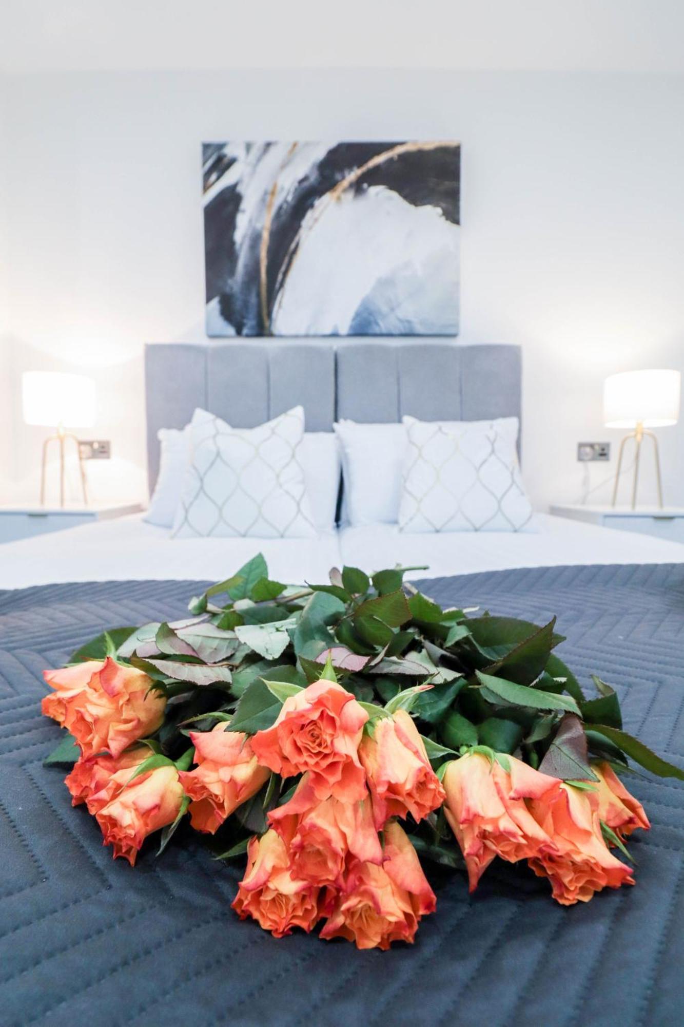 Elegant Apartments In Staines L Free Onsite Parking Staines-upon-Thames Екстериор снимка