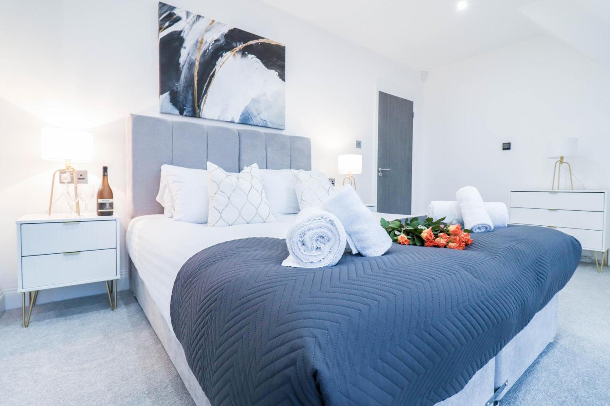 Elegant Apartments In Staines L Free Onsite Parking Staines-upon-Thames Екстериор снимка