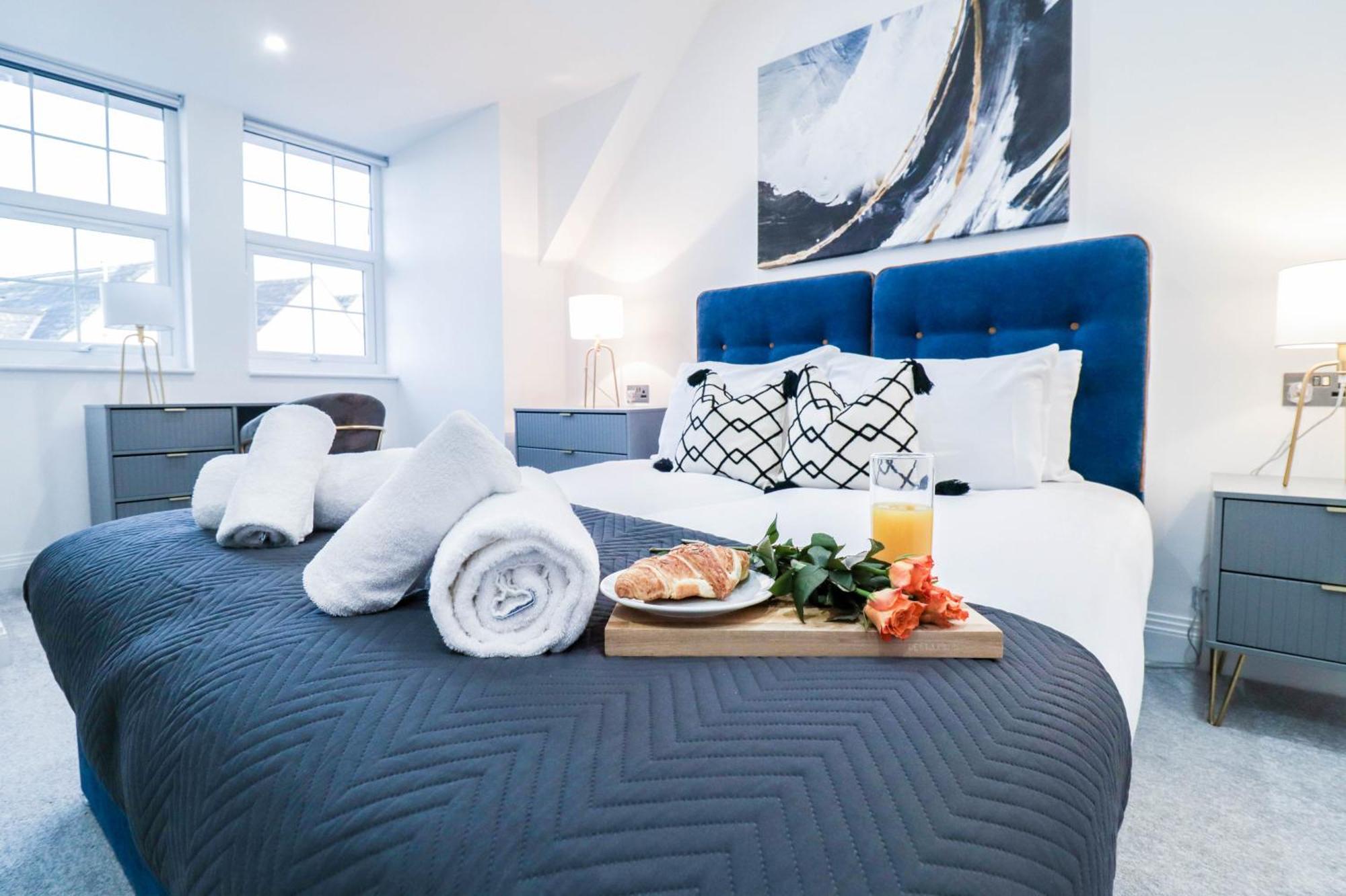 Elegant Apartments In Staines L Free Onsite Parking Staines-upon-Thames Екстериор снимка
