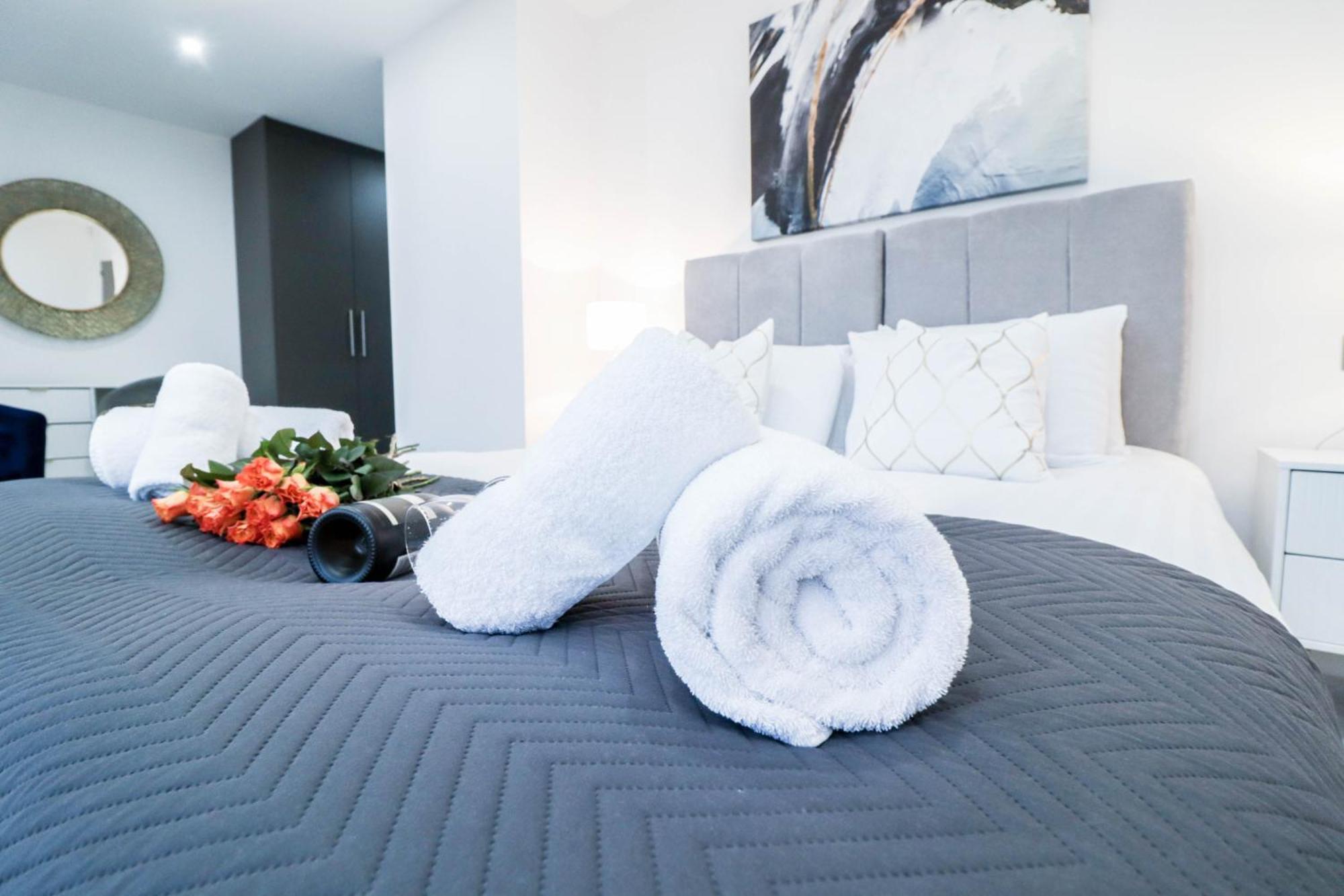 Elegant Apartments In Staines L Free Onsite Parking Staines-upon-Thames Екстериор снимка