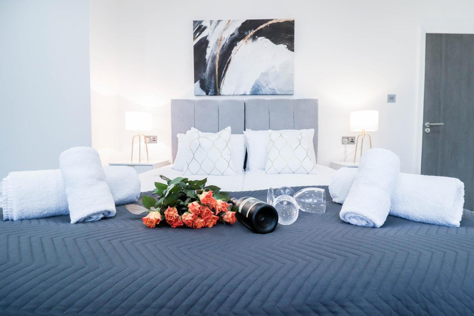 Elegant Apartments In Staines L Free Onsite Parking Staines-upon-Thames Екстериор снимка