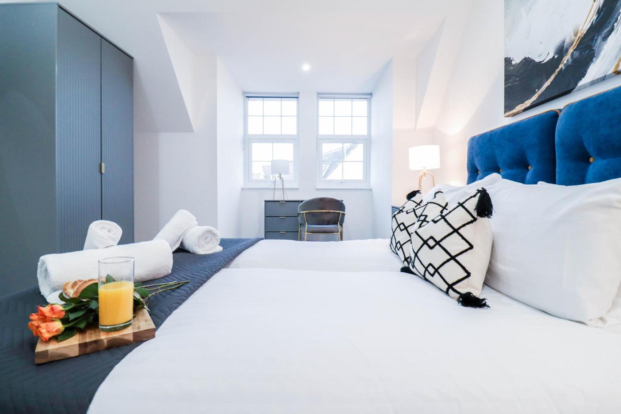 Elegant Apartments In Staines L Free Onsite Parking Staines-upon-Thames Екстериор снимка