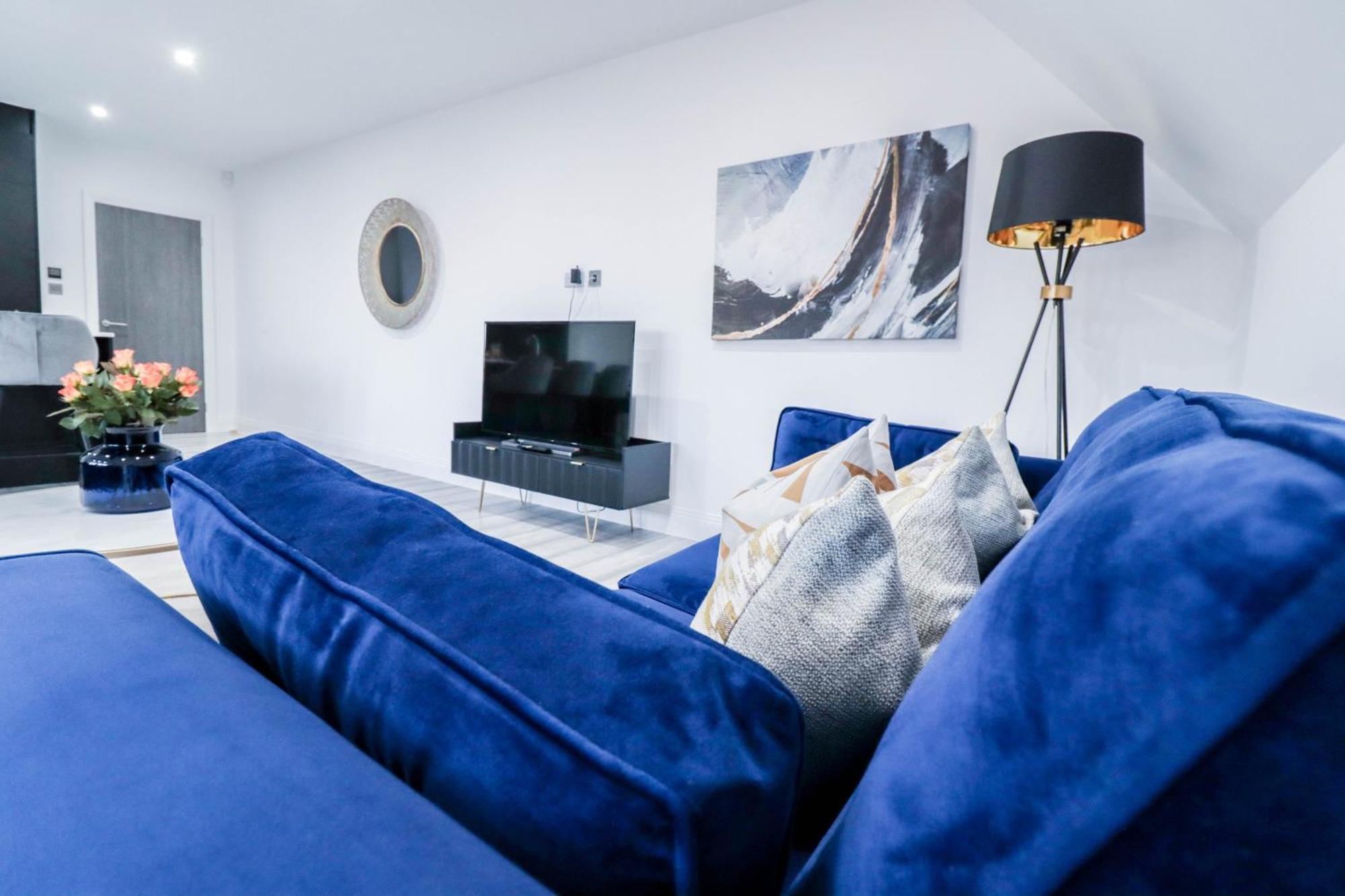 Elegant Apartments In Staines L Free Onsite Parking Staines-upon-Thames Екстериор снимка