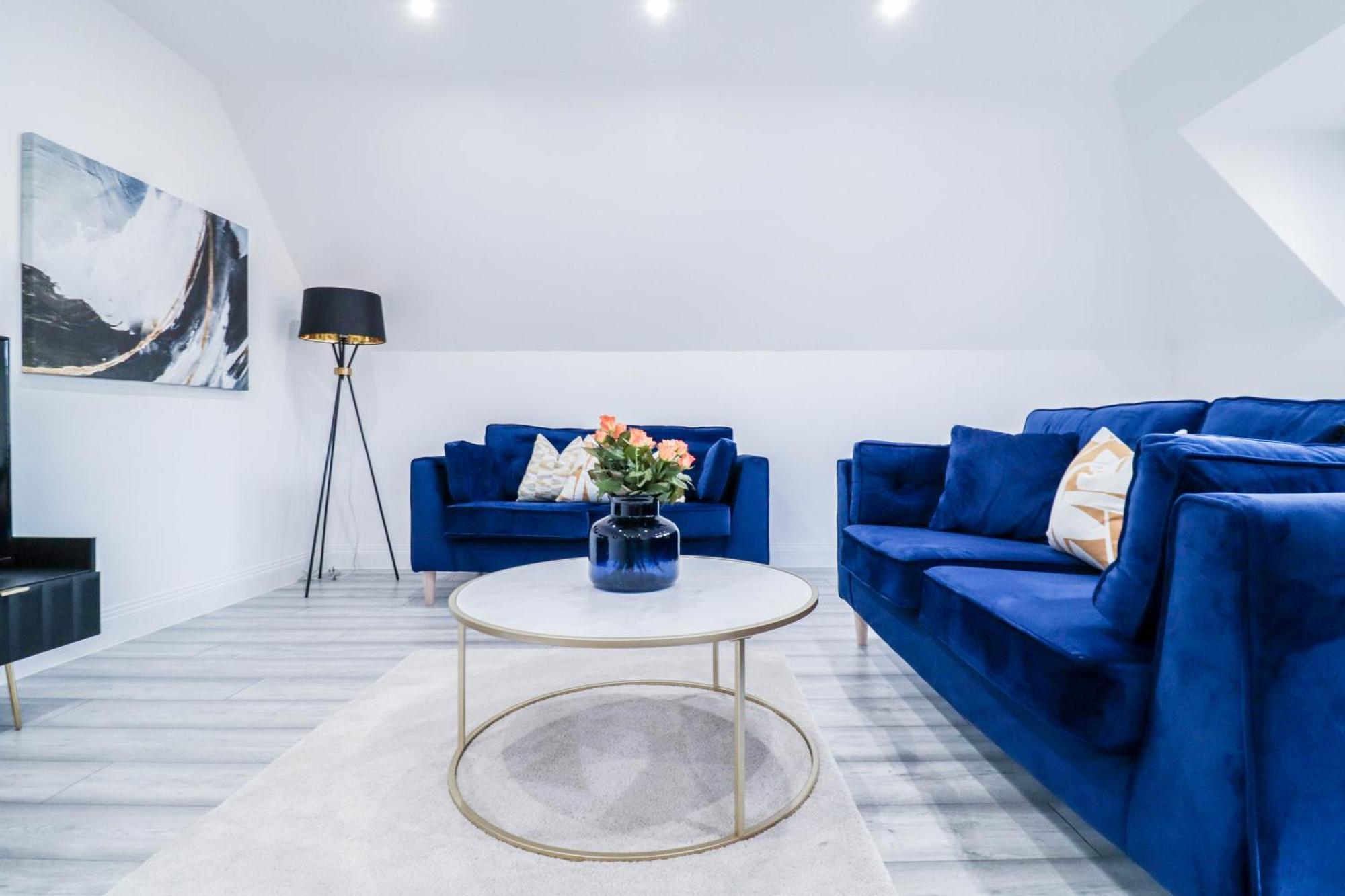 Elegant Apartments In Staines L Free Onsite Parking Staines-upon-Thames Екстериор снимка