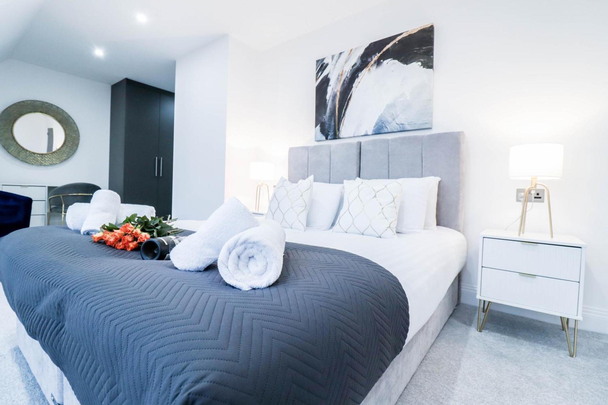 Elegant Apartments In Staines L Free Onsite Parking Staines-upon-Thames Екстериор снимка