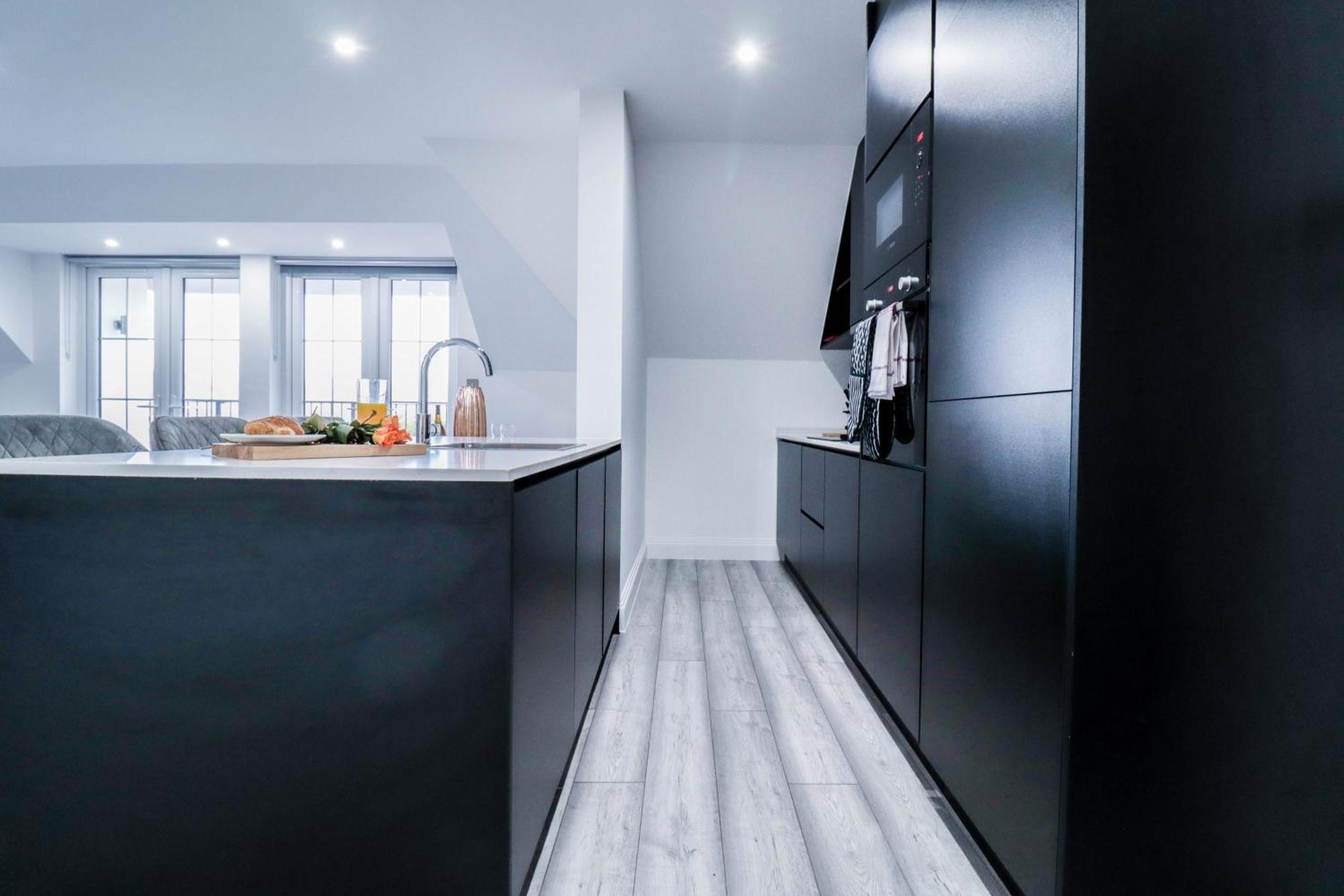 Elegant Apartments In Staines L Free Onsite Parking Staines-upon-Thames Екстериор снимка