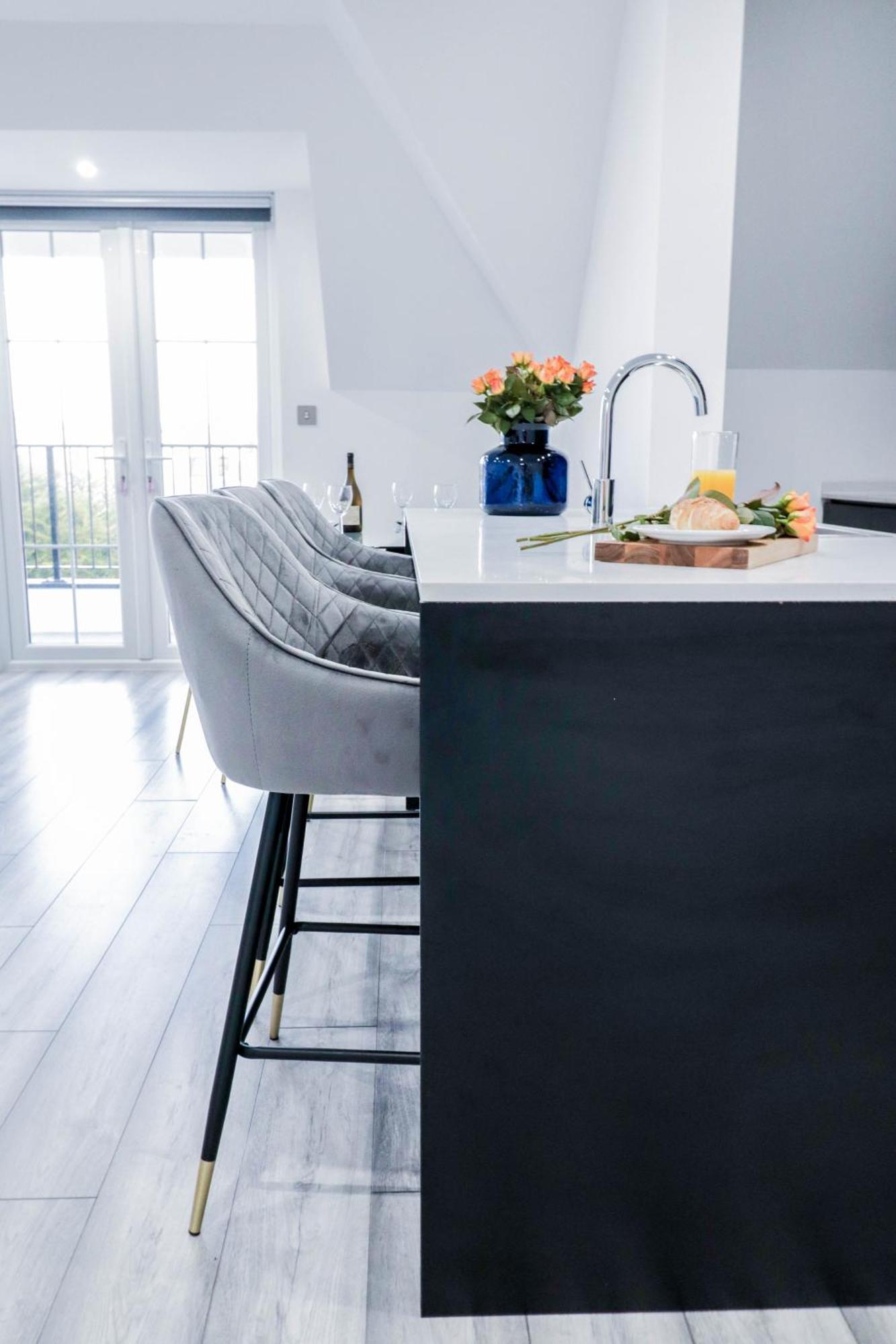 Elegant Apartments In Staines L Free Onsite Parking Staines-upon-Thames Екстериор снимка