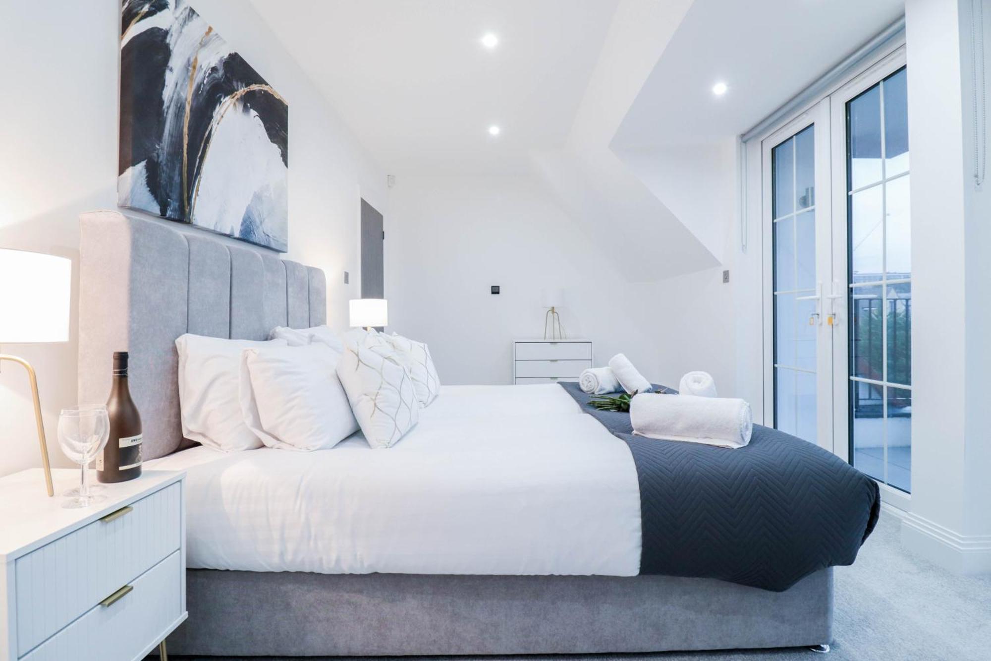 Elegant Apartments In Staines L Free Onsite Parking Staines-upon-Thames Екстериор снимка