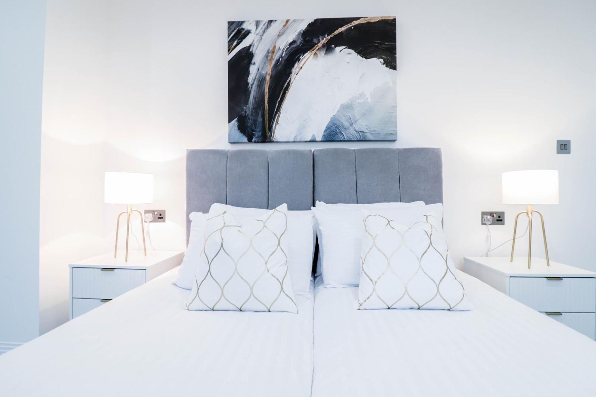 Elegant Apartments In Staines L Free Onsite Parking Staines-upon-Thames Екстериор снимка