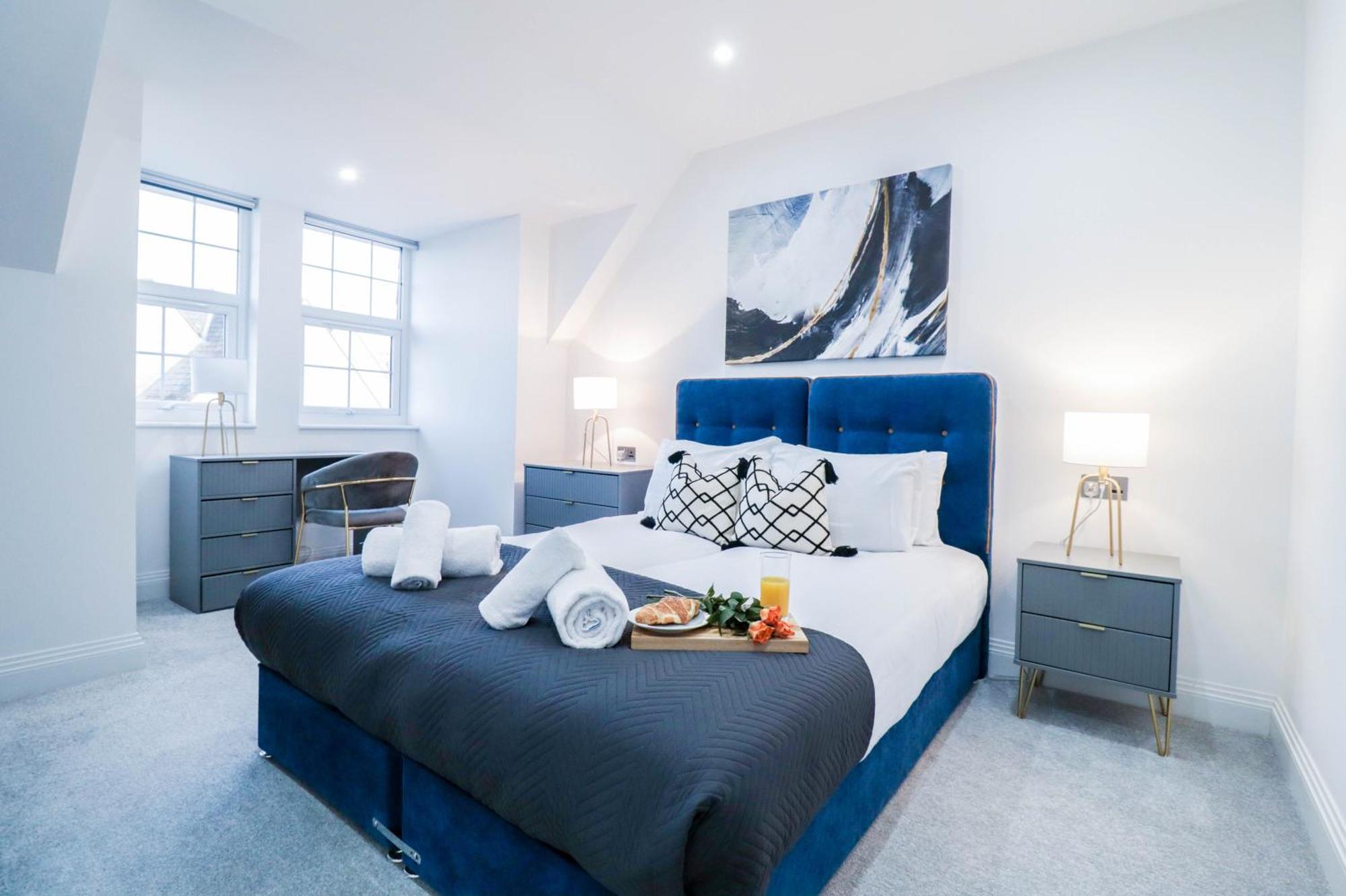 Elegant Apartments In Staines L Free Onsite Parking Staines-upon-Thames Екстериор снимка