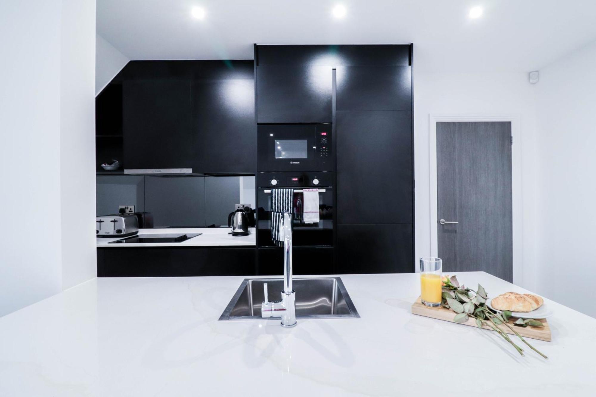 Elegant Apartments In Staines L Free Onsite Parking Staines-upon-Thames Екстериор снимка