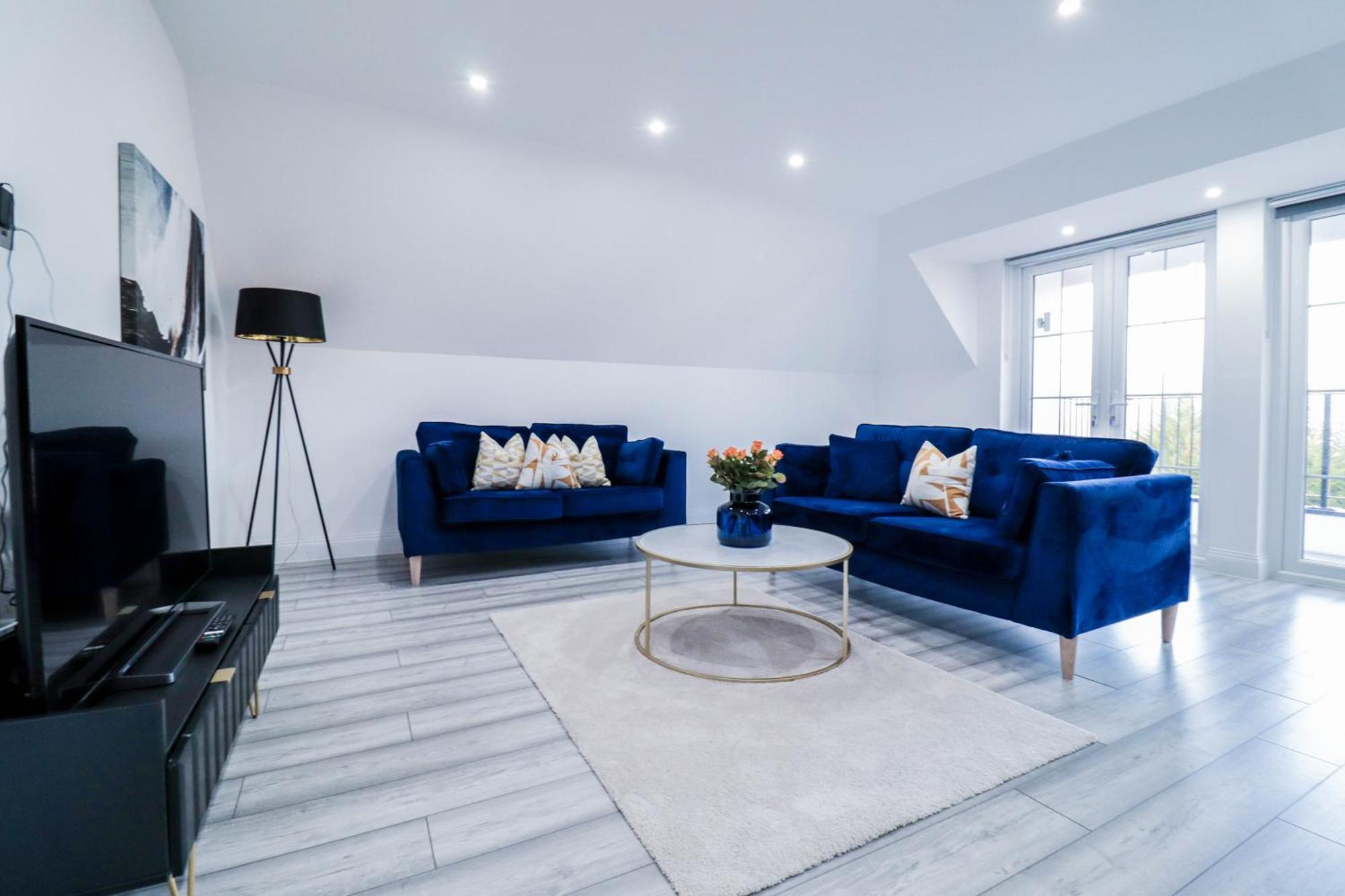 Elegant Apartments In Staines L Free Onsite Parking Staines-upon-Thames Екстериор снимка