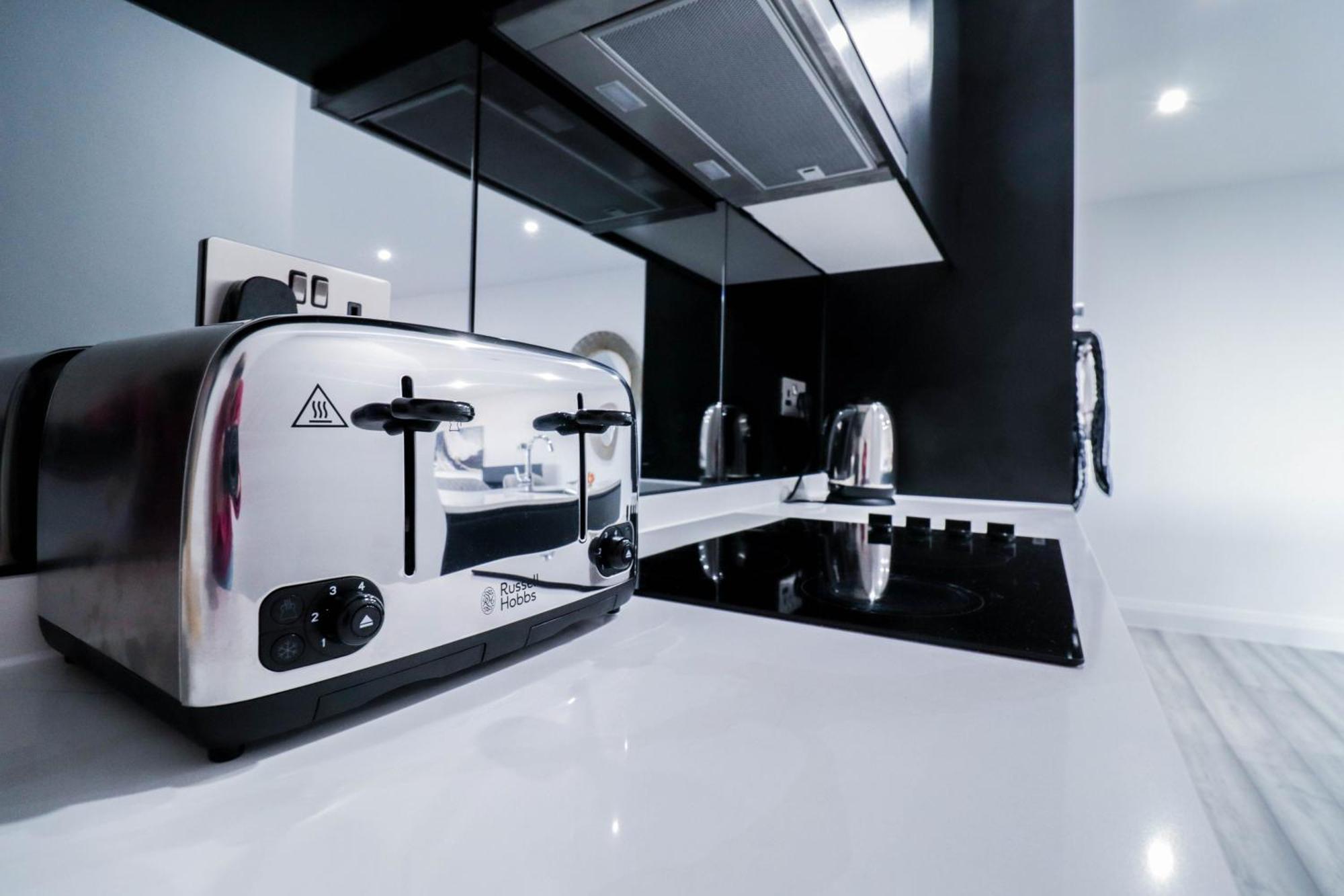 Elegant Apartments In Staines L Free Onsite Parking Staines-upon-Thames Екстериор снимка