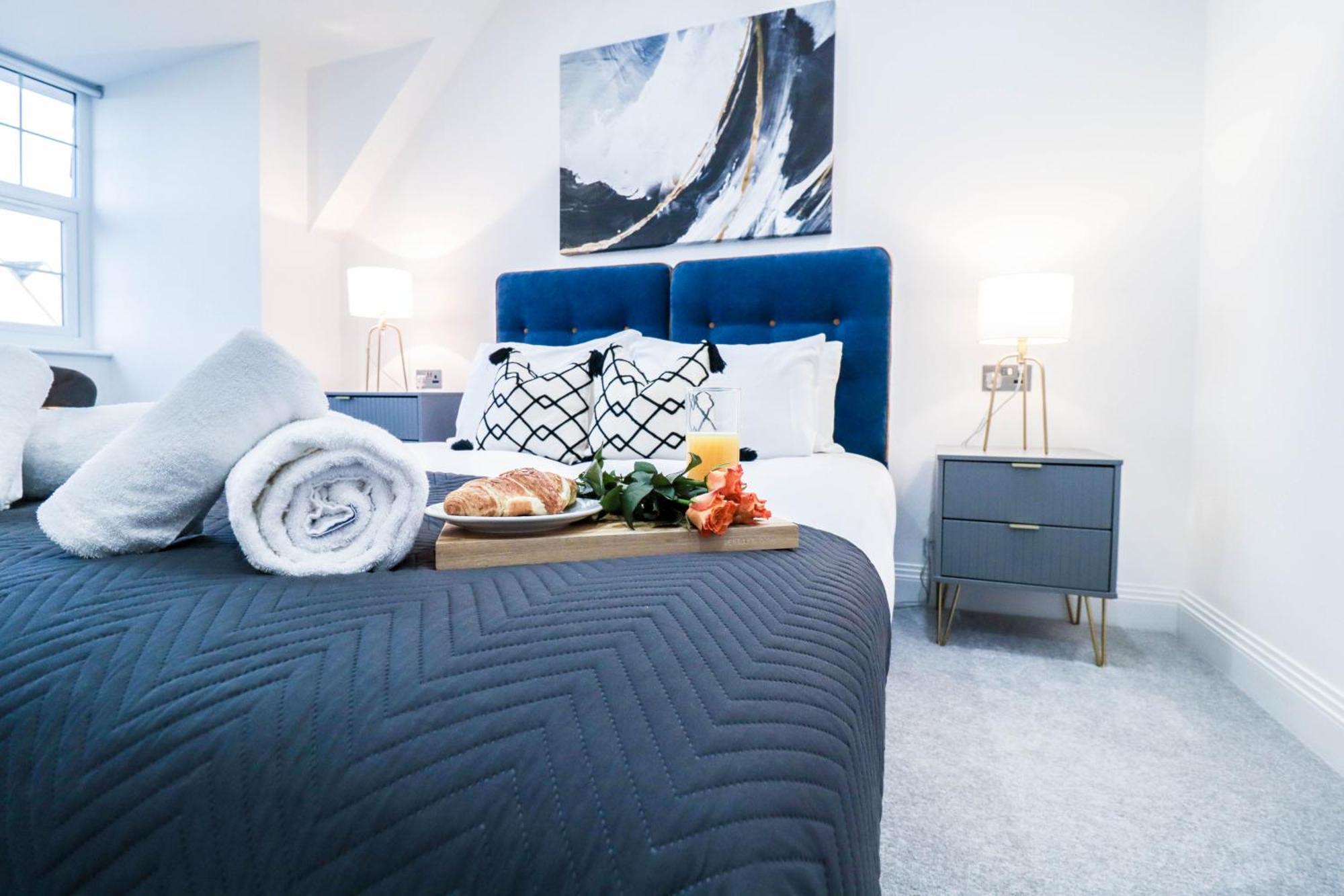 Elegant Apartments In Staines L Free Onsite Parking Staines-upon-Thames Екстериор снимка