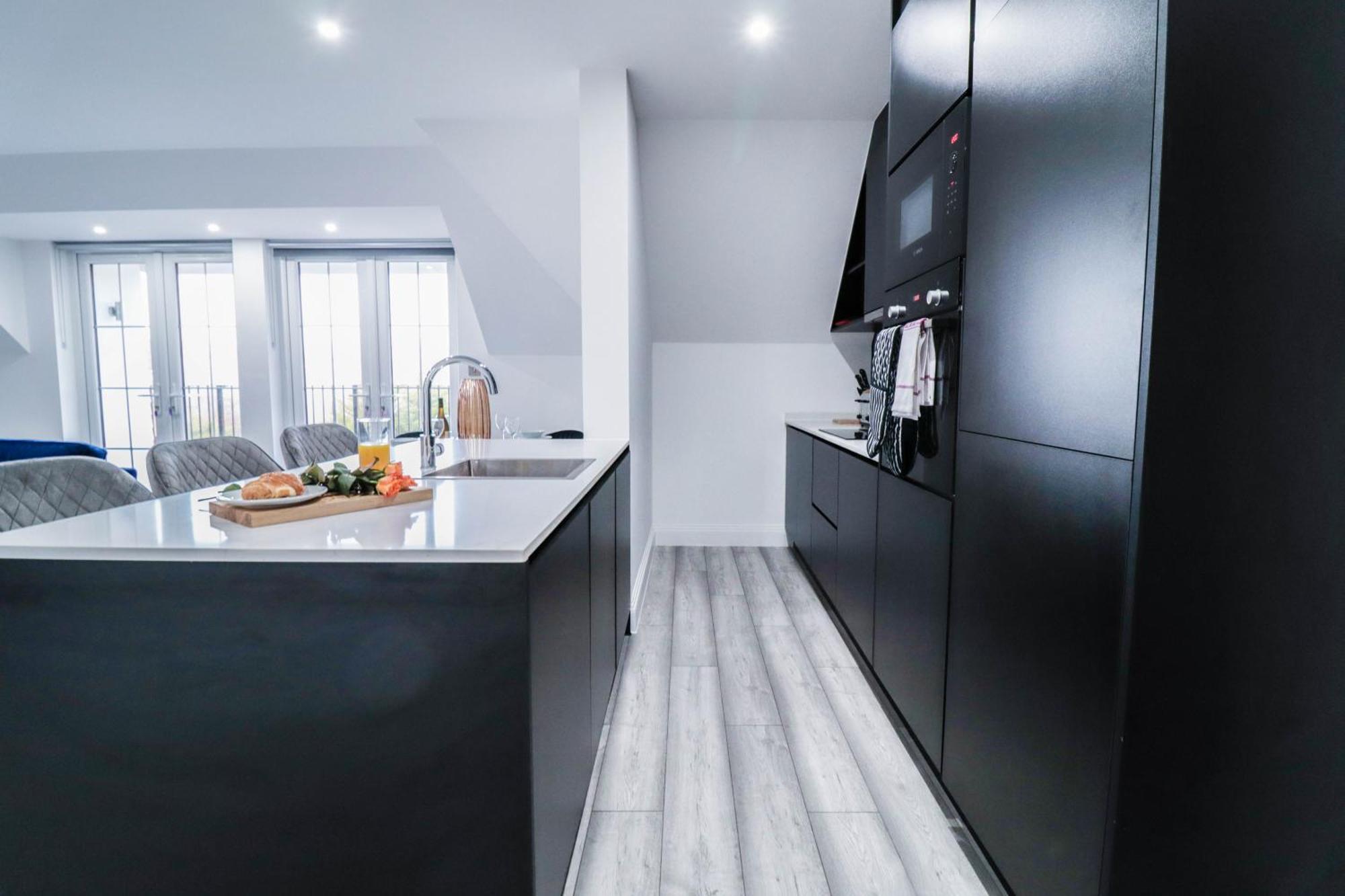 Elegant Apartments In Staines L Free Onsite Parking Staines-upon-Thames Екстериор снимка