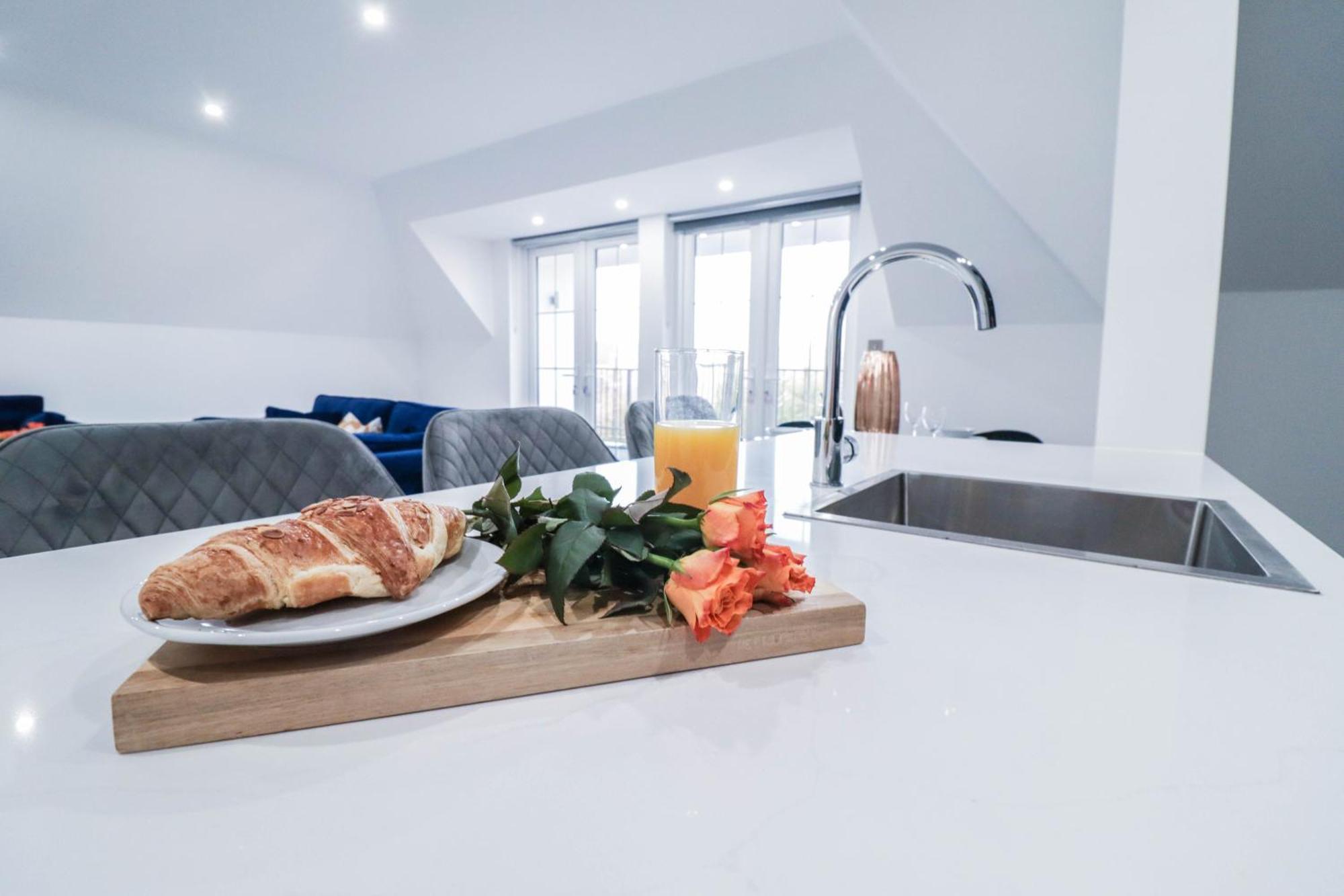 Elegant Apartments In Staines L Free Onsite Parking Staines-upon-Thames Екстериор снимка