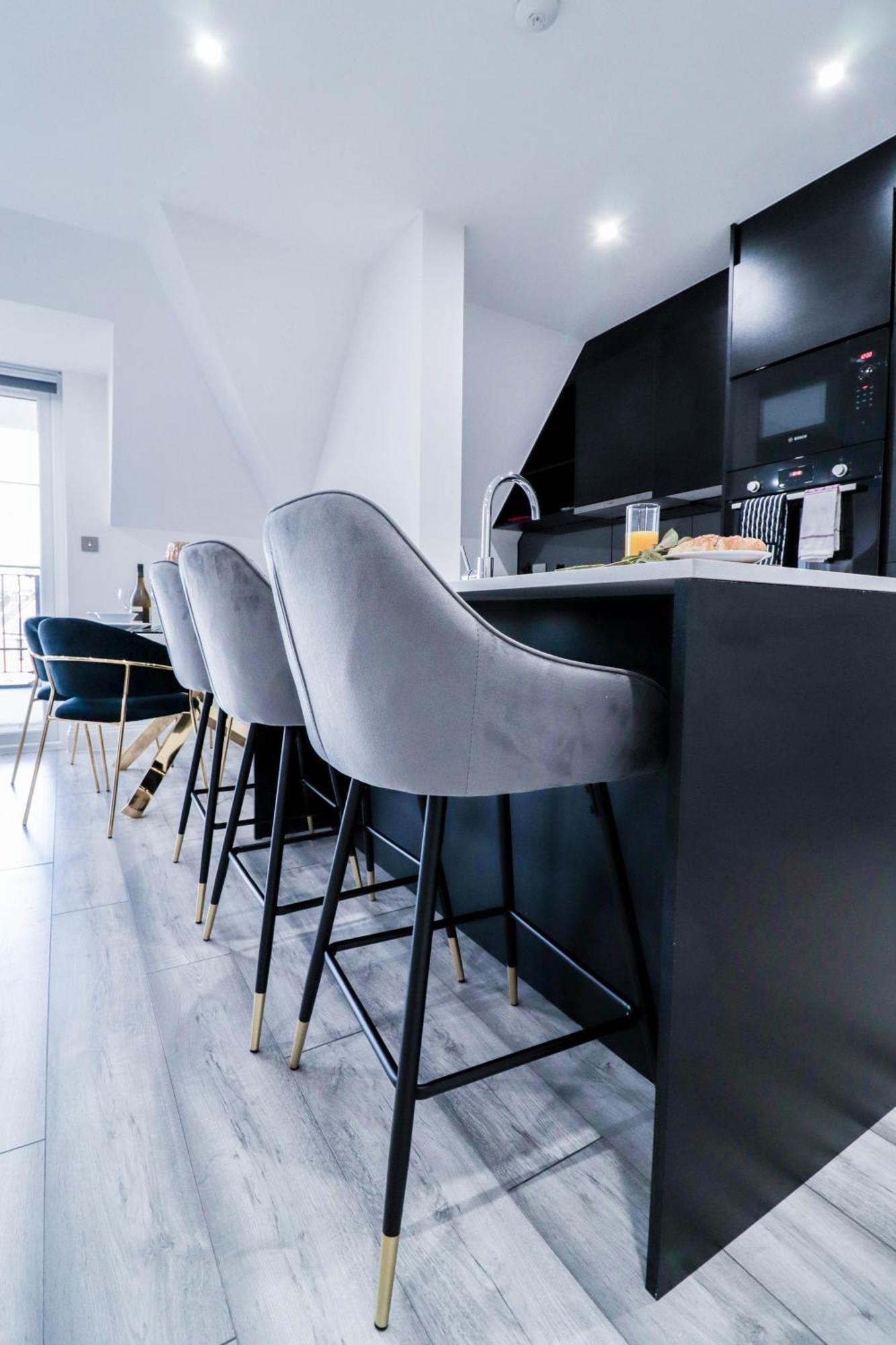 Elegant Apartments In Staines L Free Onsite Parking Staines-upon-Thames Екстериор снимка