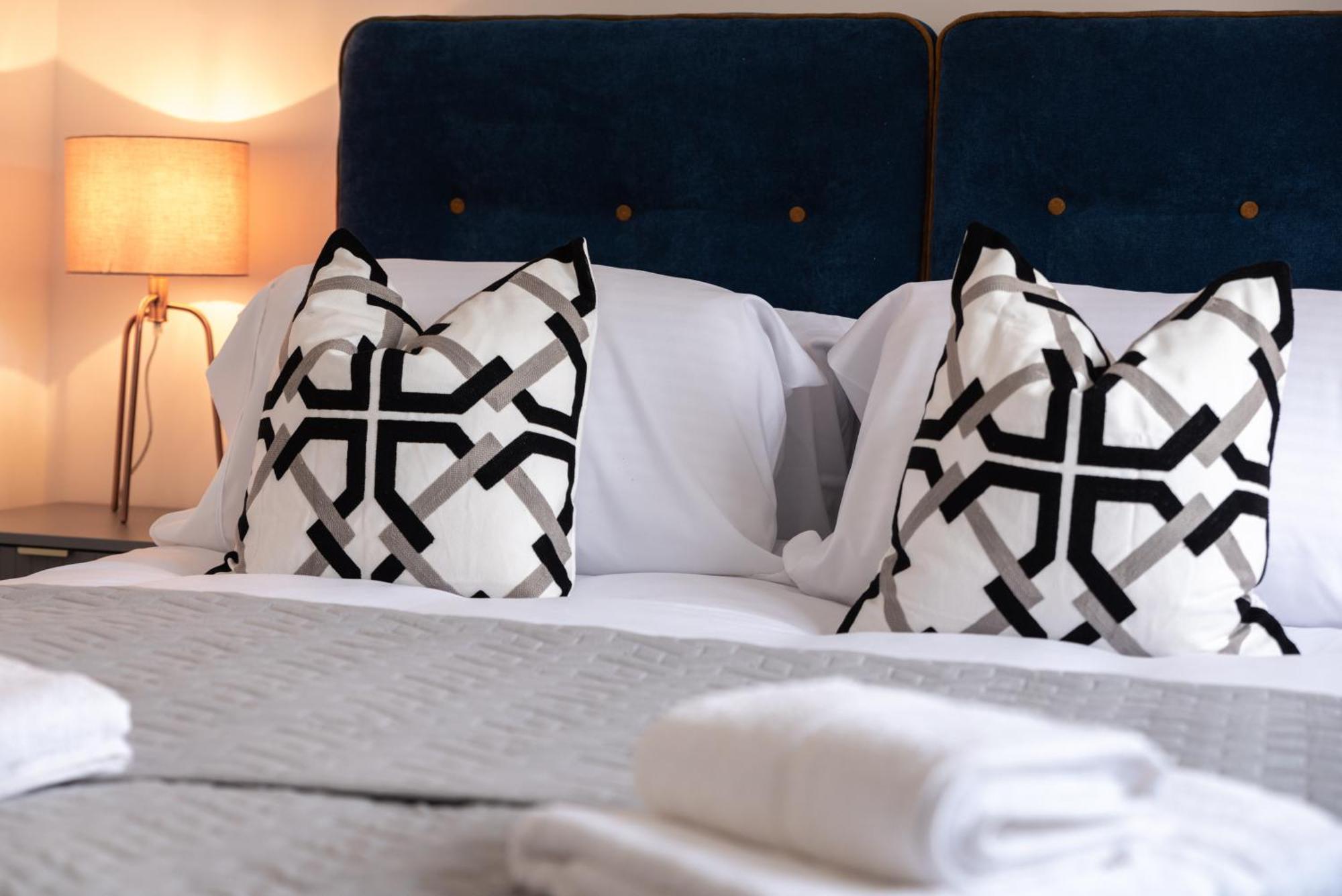 Elegant Apartments In Staines L Free Onsite Parking Staines-upon-Thames Екстериор снимка