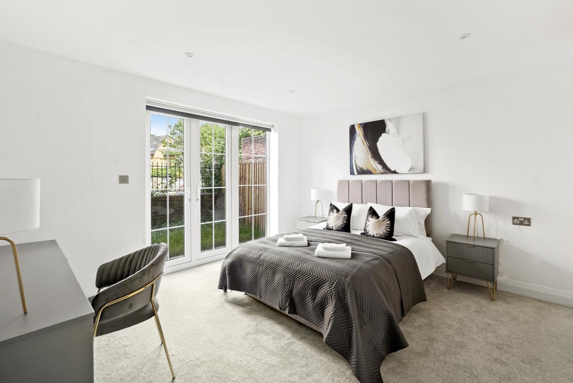 Elegant Apartments In Staines L Free Onsite Parking Staines-upon-Thames Екстериор снимка